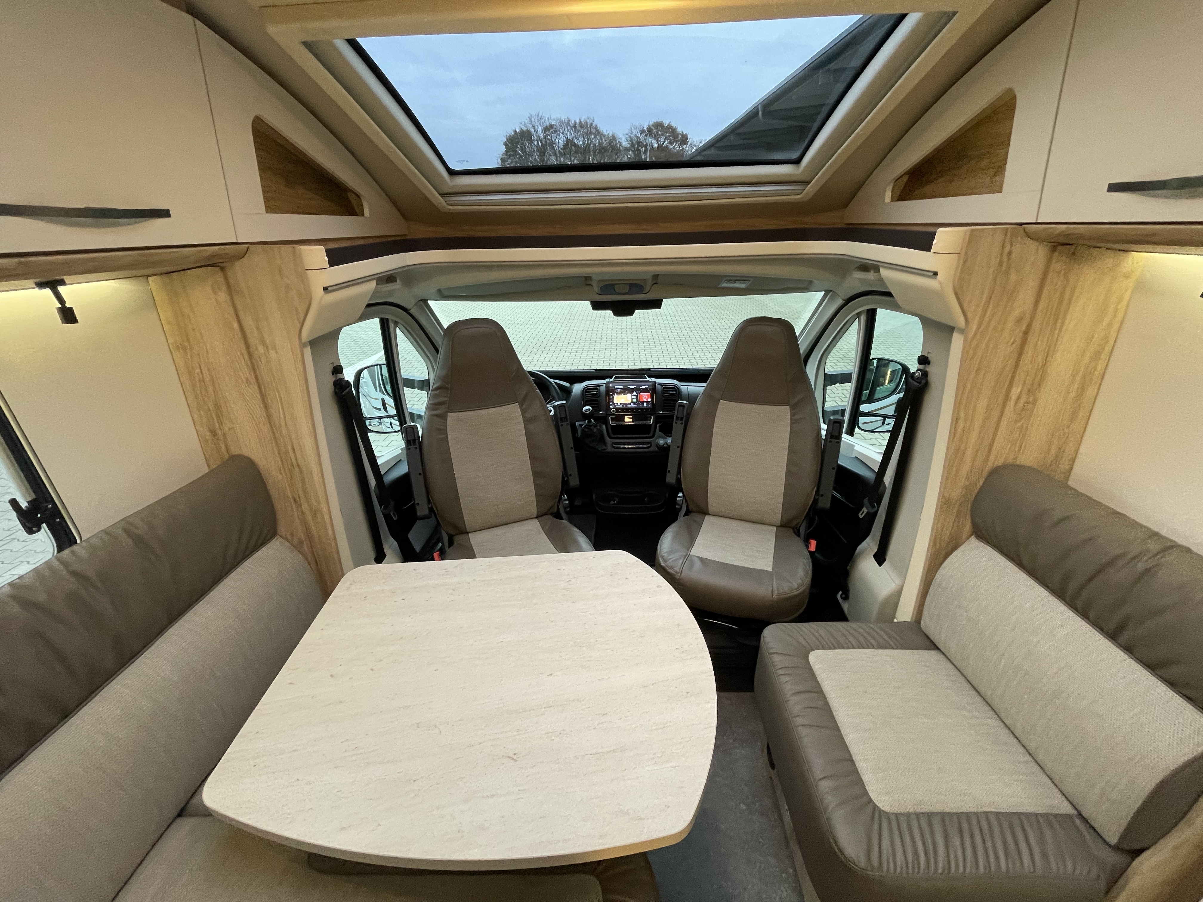 Eura-Mobil Profila T 695 EB mieten in Wardenburg – 2024 – Thumbnail 10