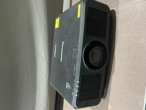 Panasonic PT-MZ770E Laser Phosphor Projektor 8000 mieten in Eichenzell