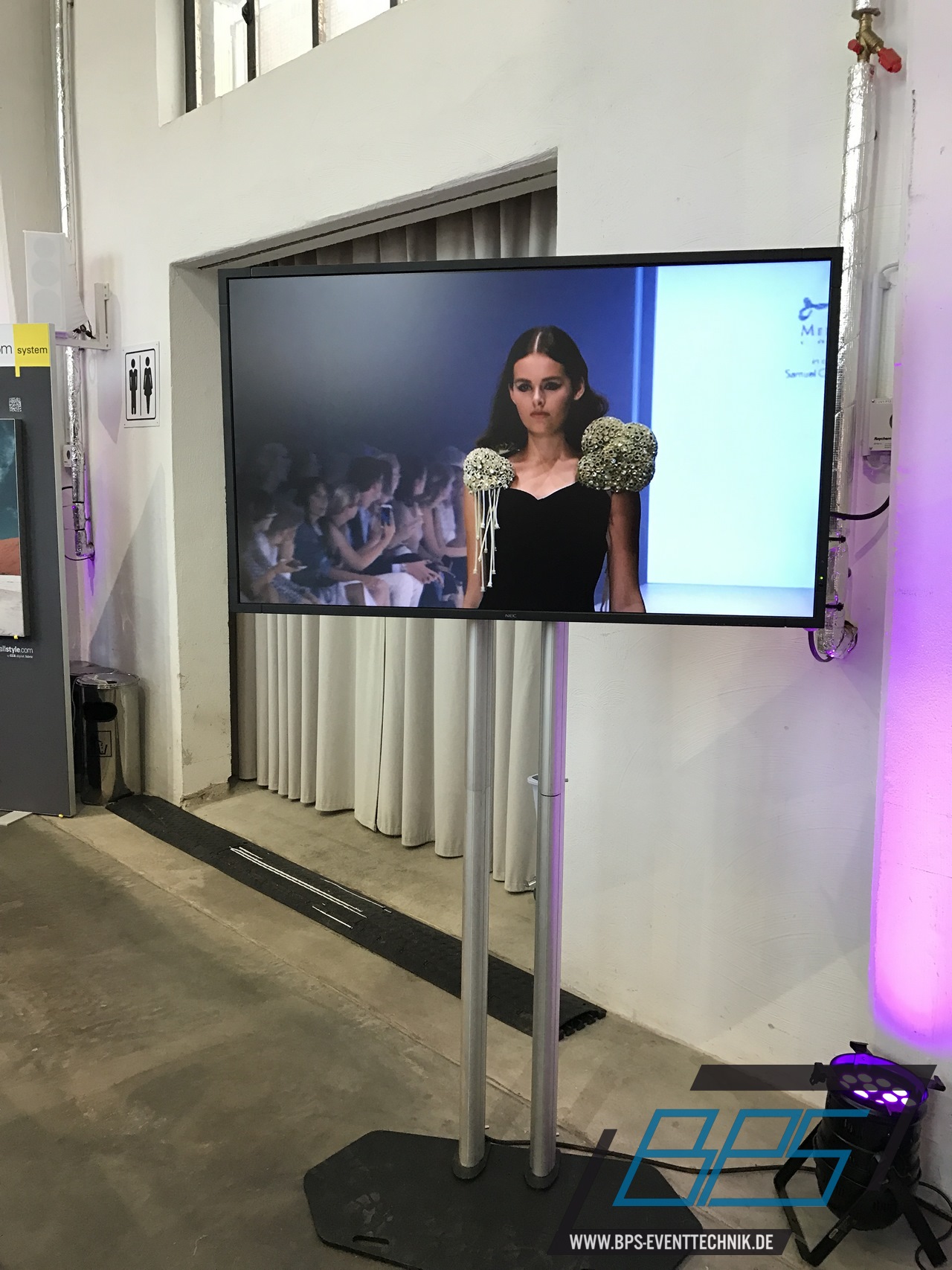 40 Zoll Display NEC MultiSync X401s mieten in Ratingen