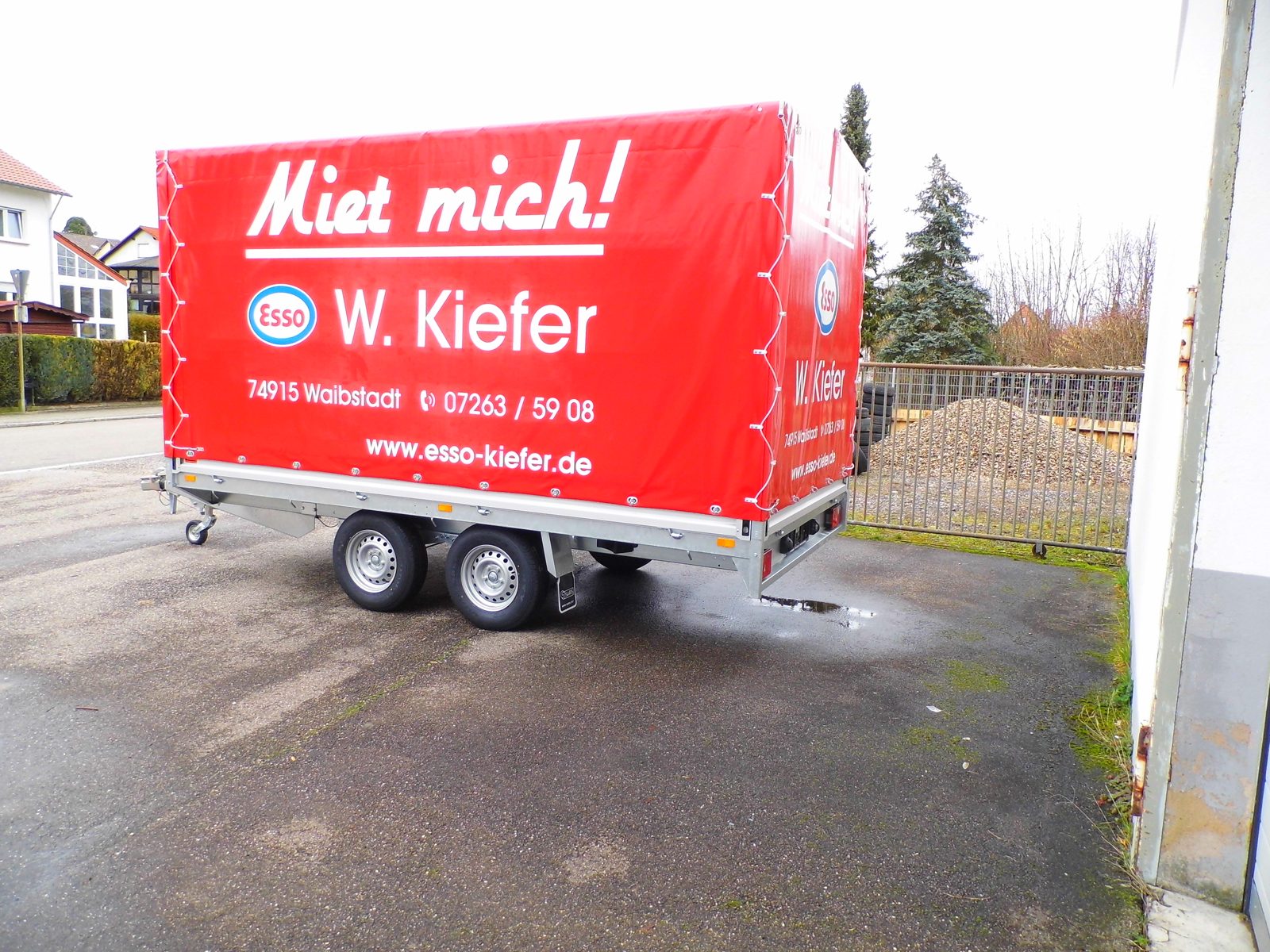 Tandem Hochlader mit Plane und Spriegel mieten in Waibstadt – 2000 kg – 2