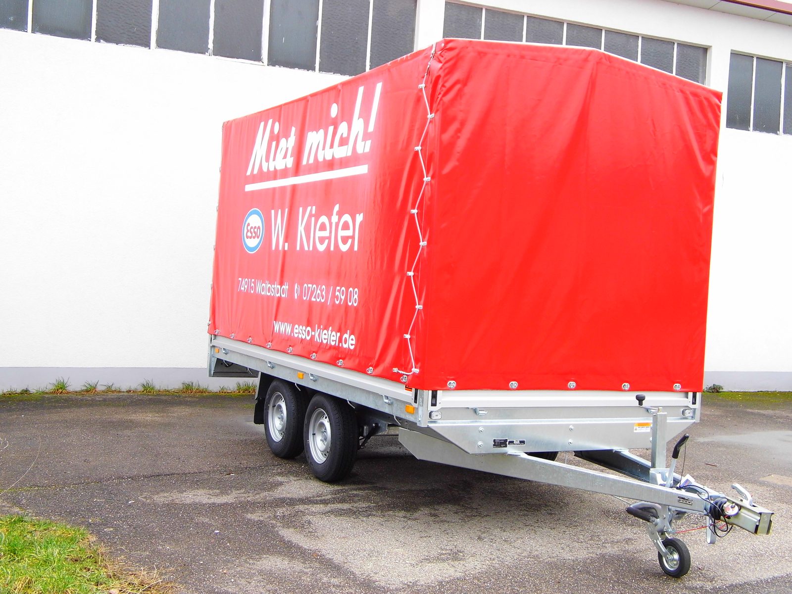 Tandem Hochlader mit Plane und Spriegel mieten in Waibstadt – 2000 kg