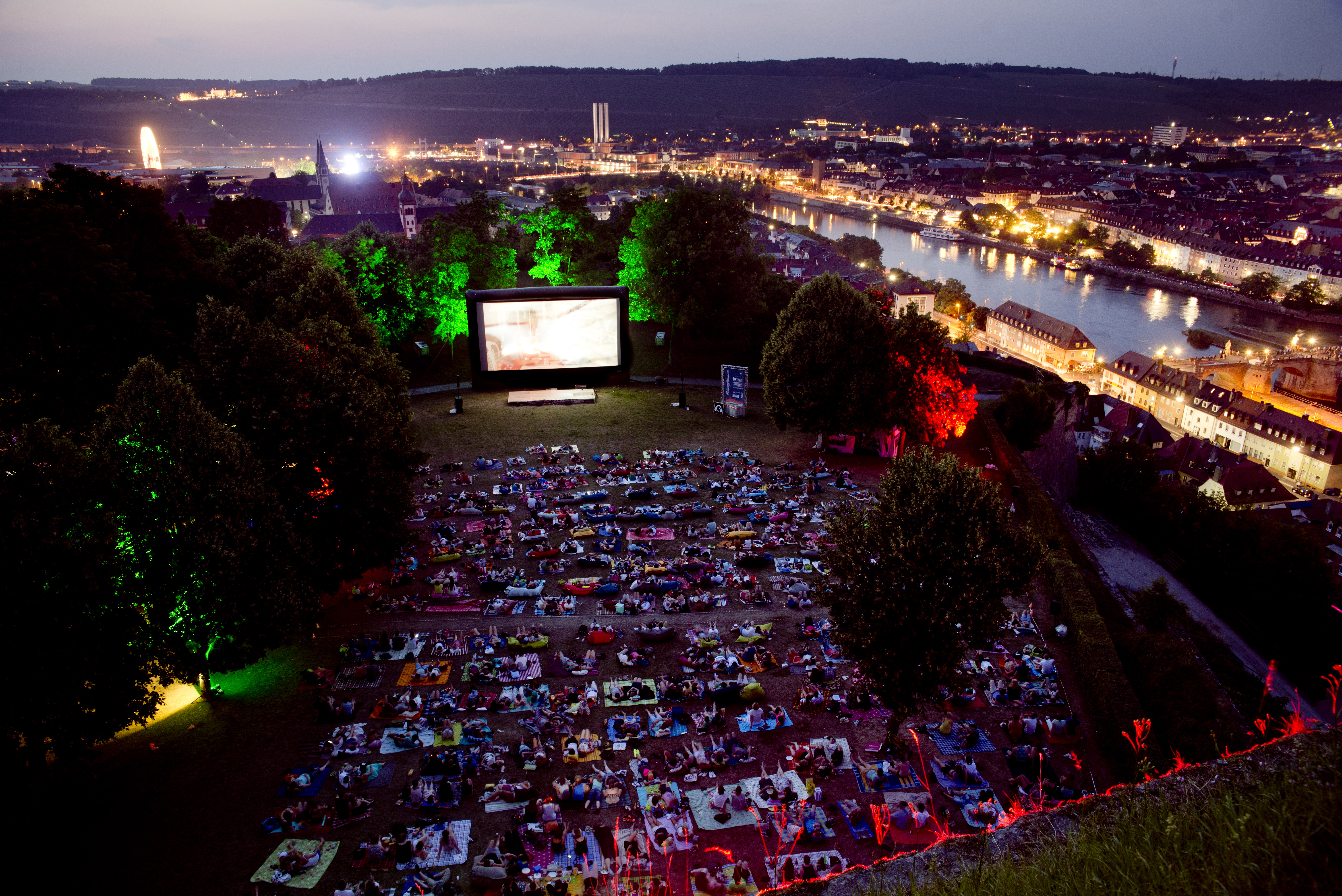 Open-Air-Kino Komplett-Paket mit DCI-Kino-Projektor 20.000 Lumen mieten in Würzburg – 2