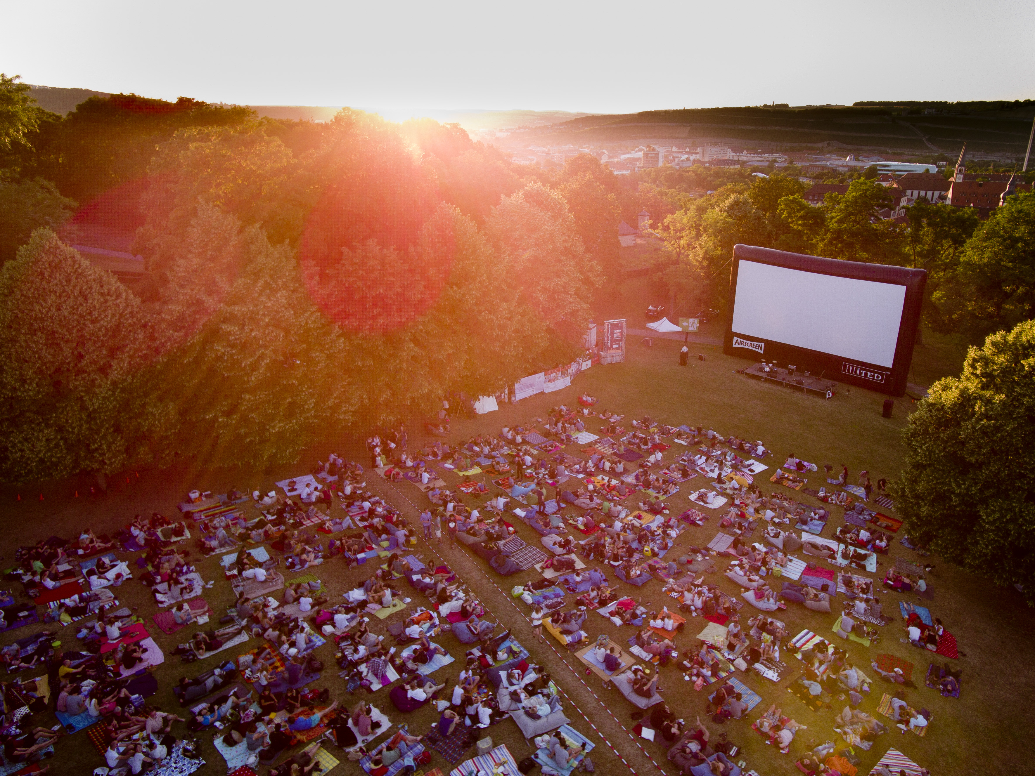 Open-Air-Kino Komplett-Paket mit DCI-Kino-Projektor 20.000 Lumen mieten in Würzburg
