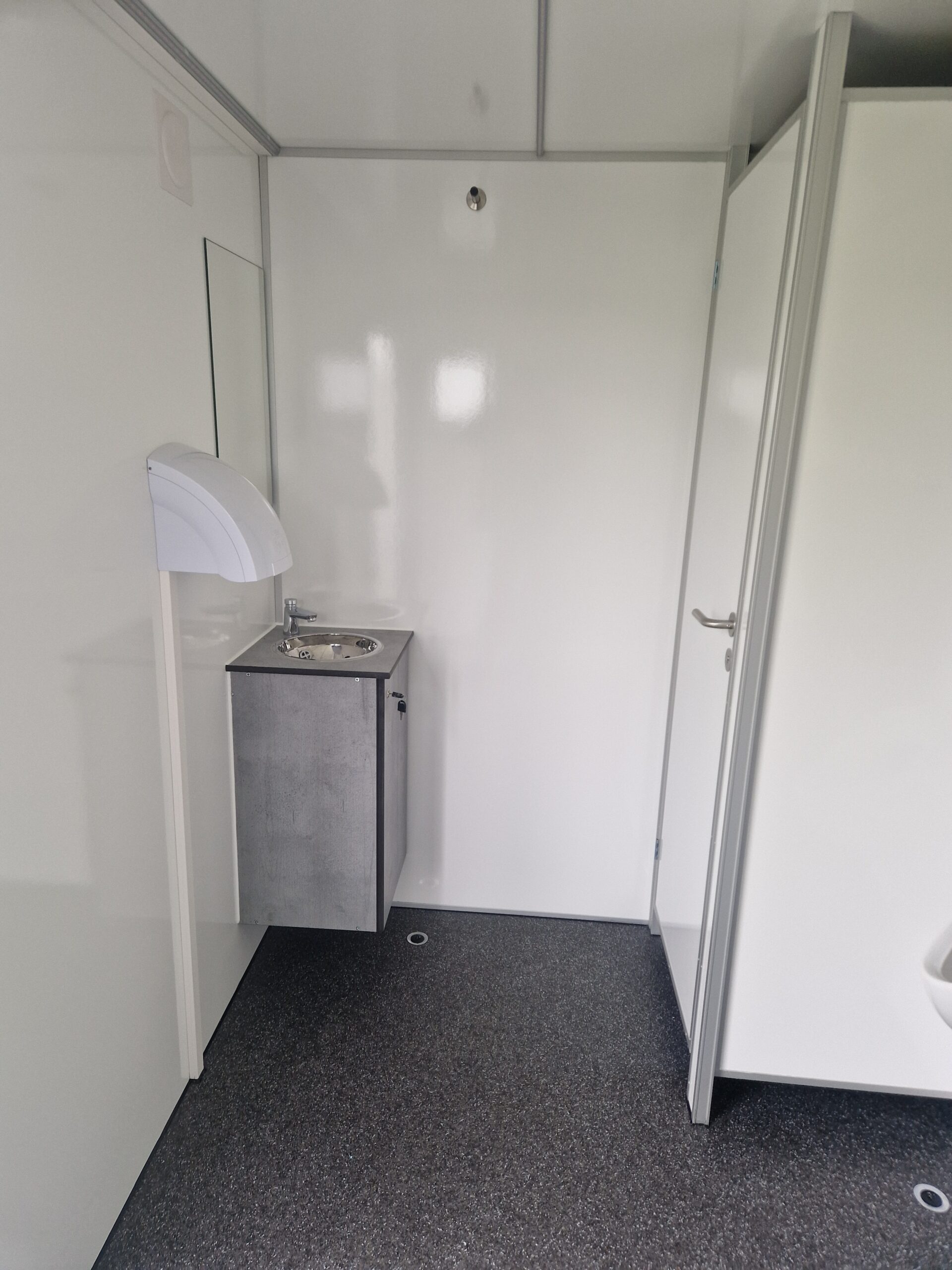 Toilettenwagen 3x Damen 1x Herren 3x Urinal mieten in Schloss Holte-Stukenbrock – 4