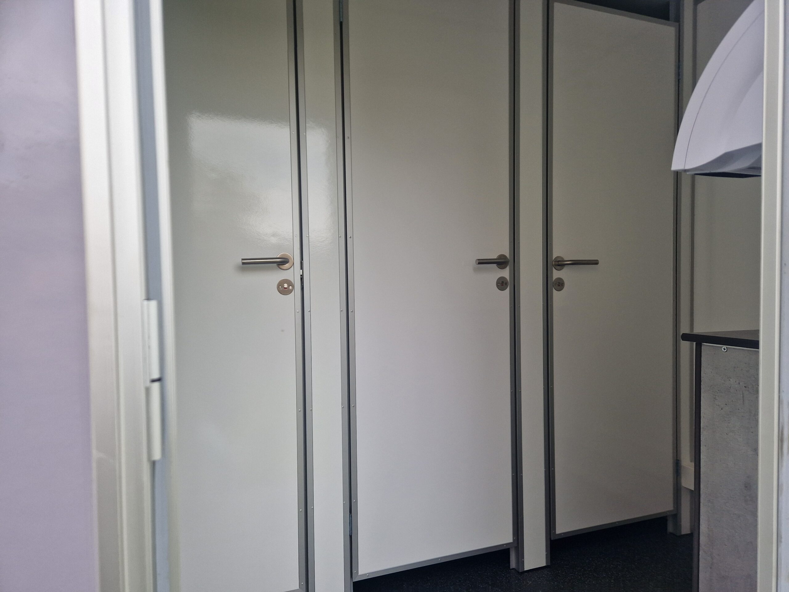 Toilettenwagen 3x Damen 1x Herren 3x Urinal mieten in Schloss Holte-Stukenbrock – Thumbnail 6