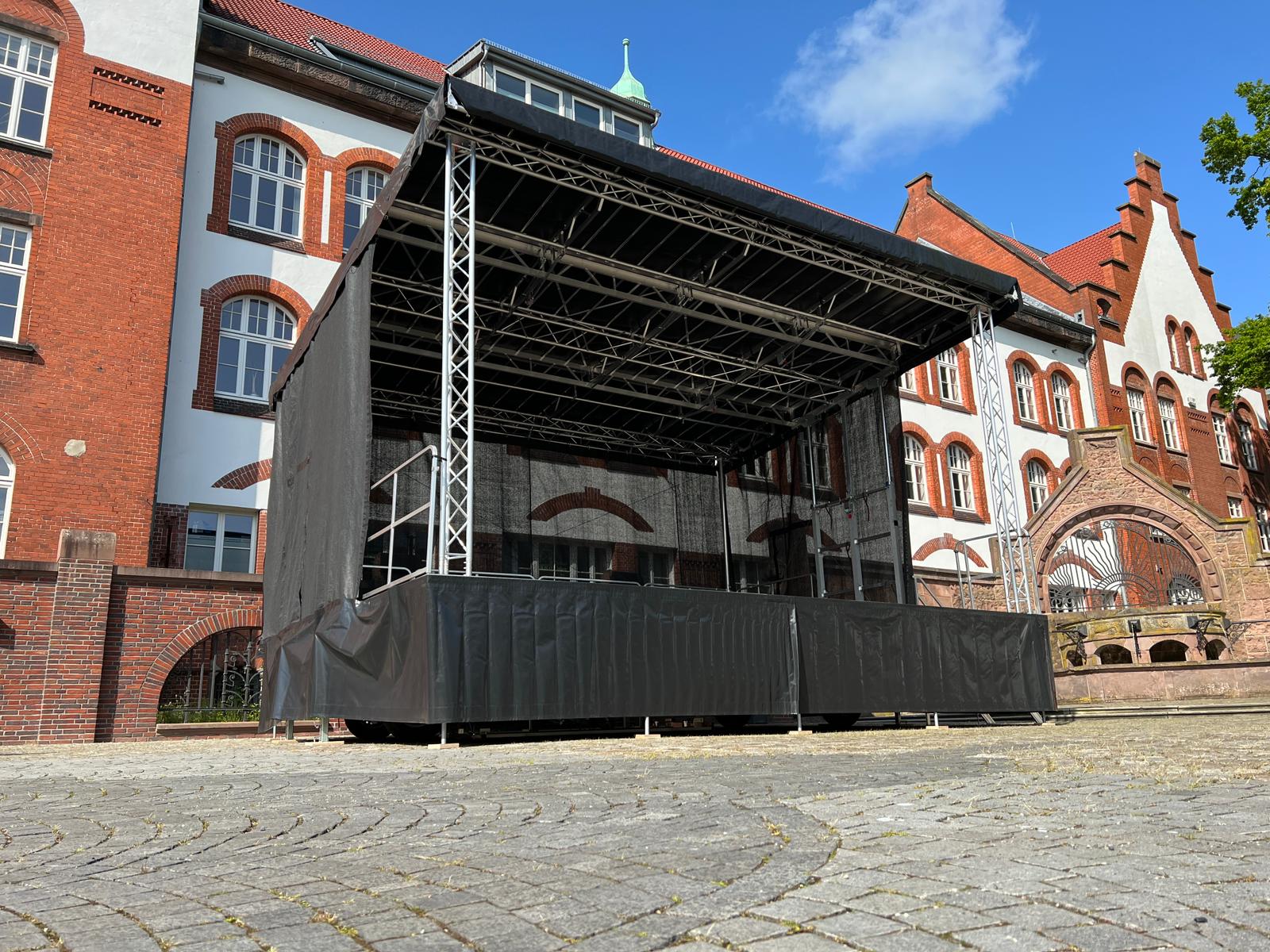 Mobile Bühne / Trailerbühne Stagemobil XL mieten in Butjadingen – 10x6m – 2