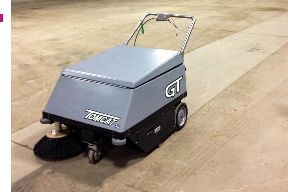 TOMCAT GT HANDGEFÜHRTE KEHRMASCHINE mieten in Solingen – 4