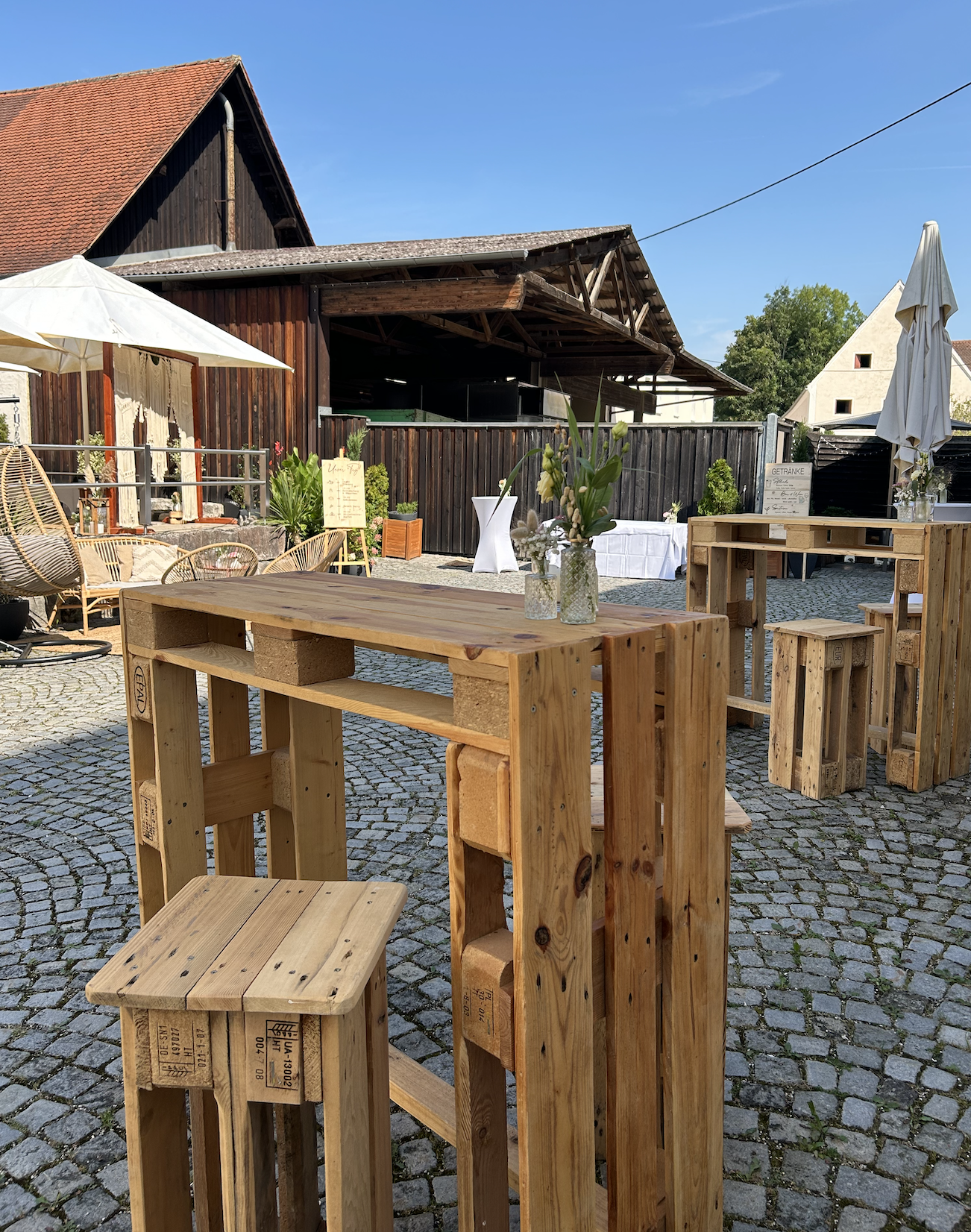 Paletten Stehtisch mieten in Beilngries – Stehgarnituren