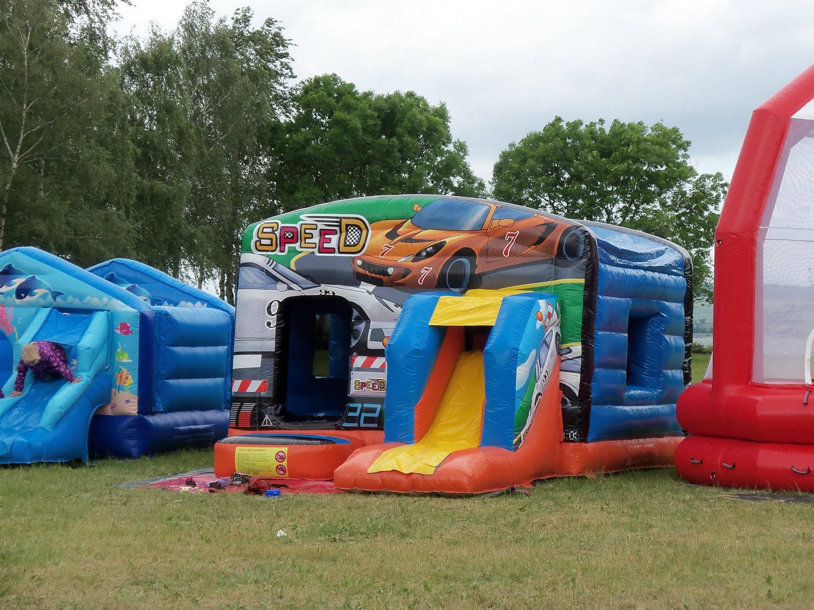 Hüpfburg " Auto " - Hüpfen - Toben - Rutschen mieten in Berga – 570x380x260 – 2
