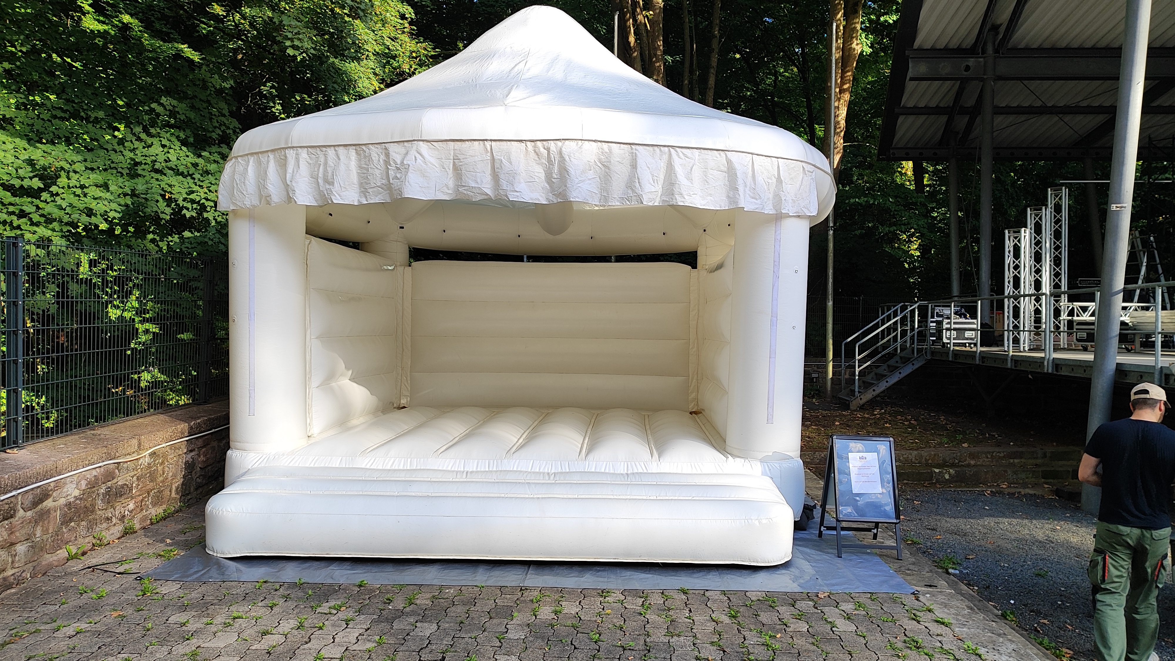 Hüpfburg Weiß "Hochzeit" mieten – Hochzeitslocation in Friedland