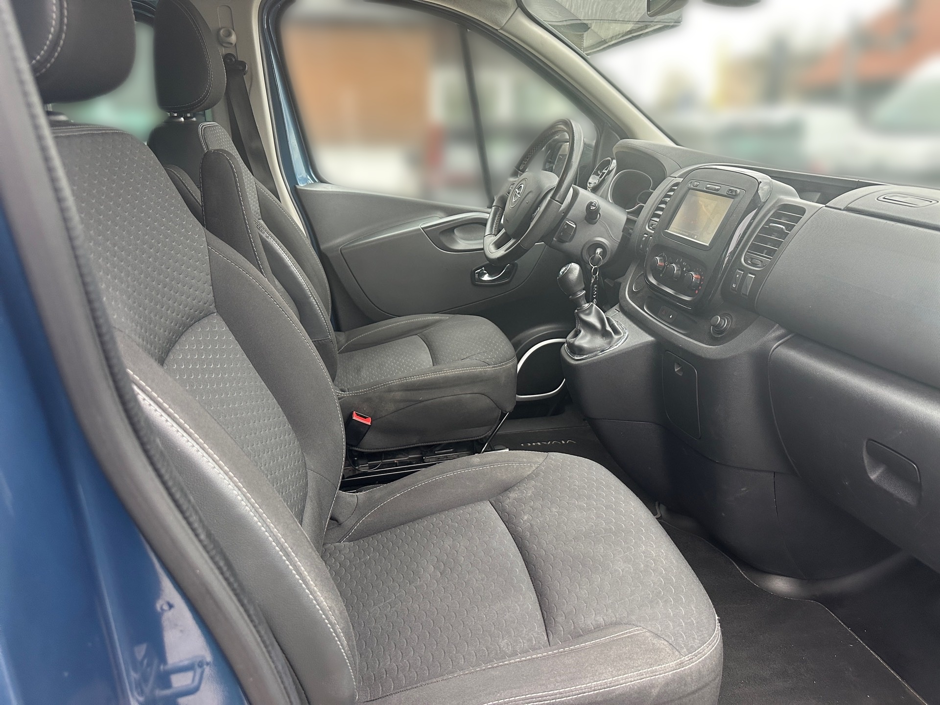 Opel Vivaro Kombi L1 1.6CDTi mit AHK mieten in Rosenheim – 2017 – Thumbnail 9
