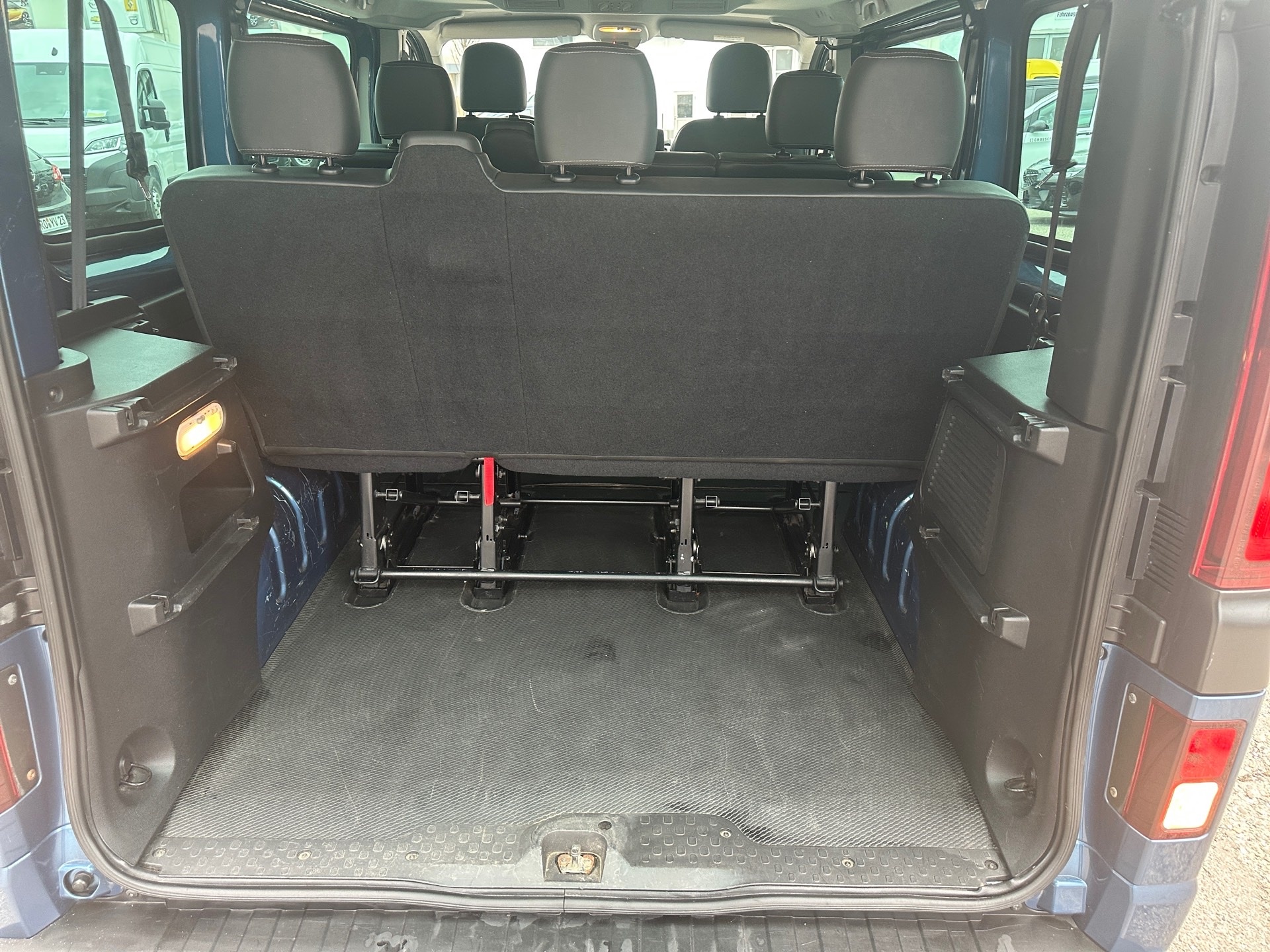 Opel Vivaro Kombi L1 1.6CDTi mit AHK mieten in Rosenheim – 2017 – Thumbnail 7