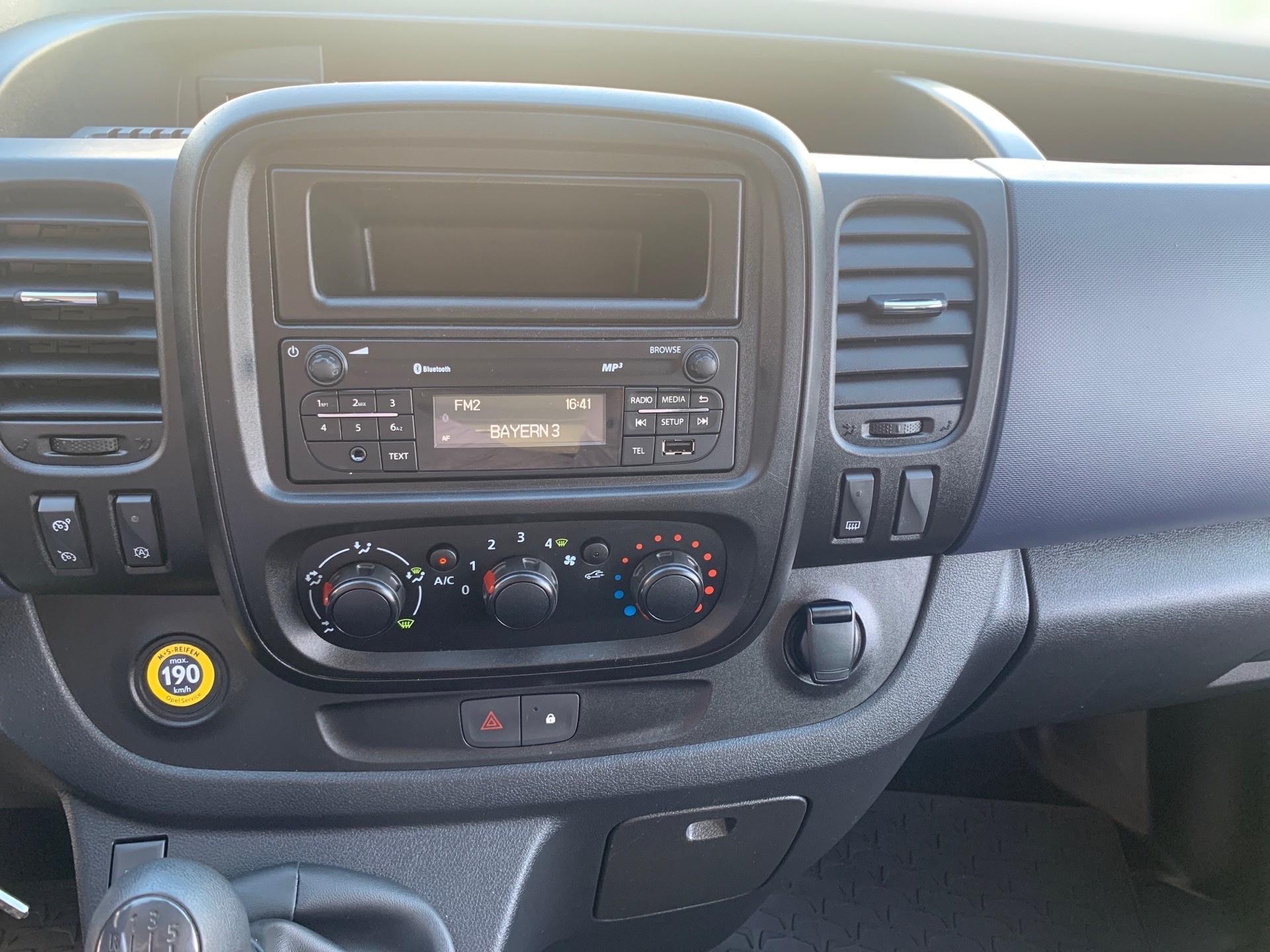 Opel Vivaro Kombi L1 1.6 CDTi mieten in Rosenheim – Weiß – Thumbnail 6