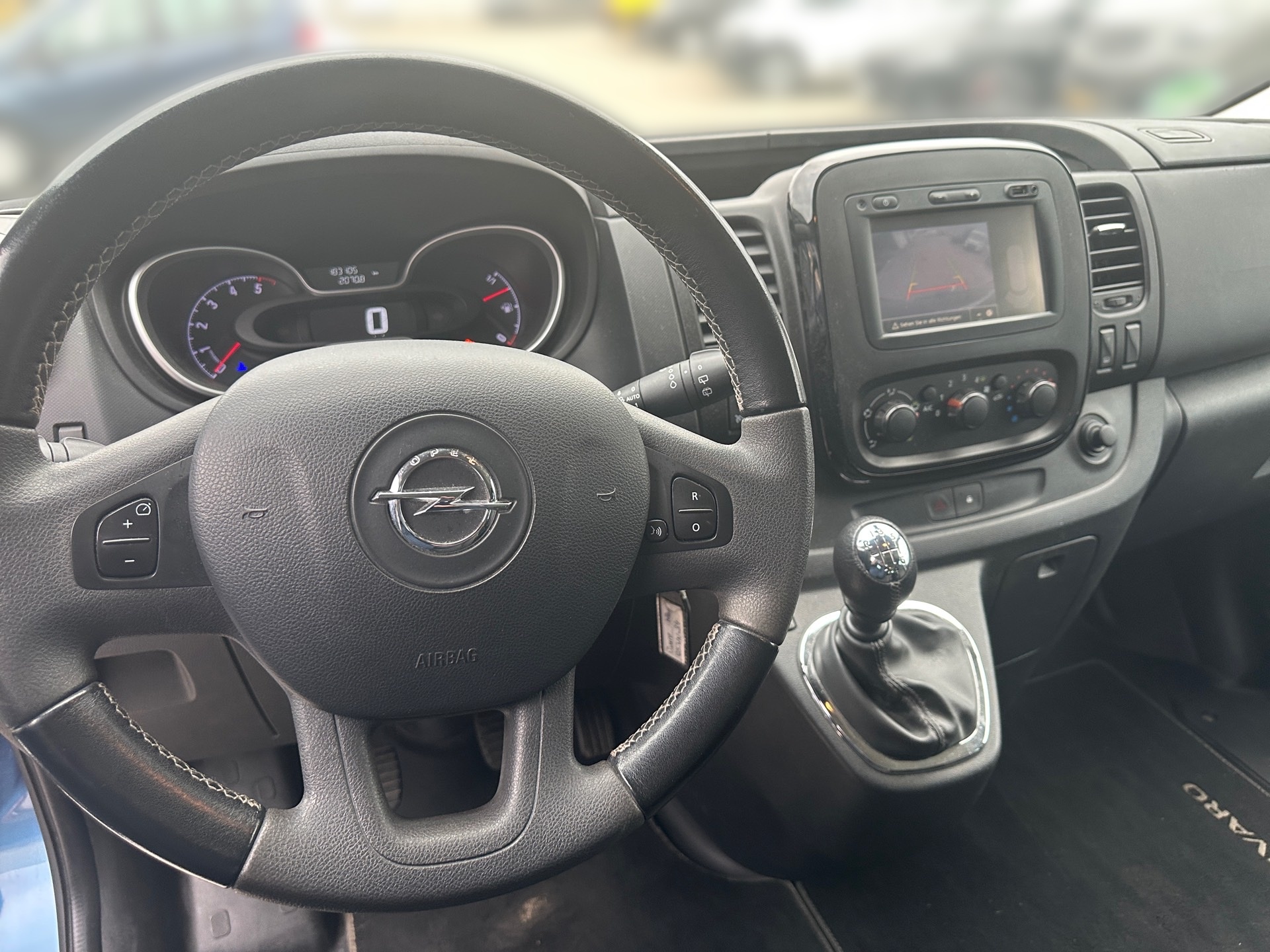 Opel Vivaro Kombi L1 1.6CDTi mit AHK mieten in Rosenheim – 2017 – 4