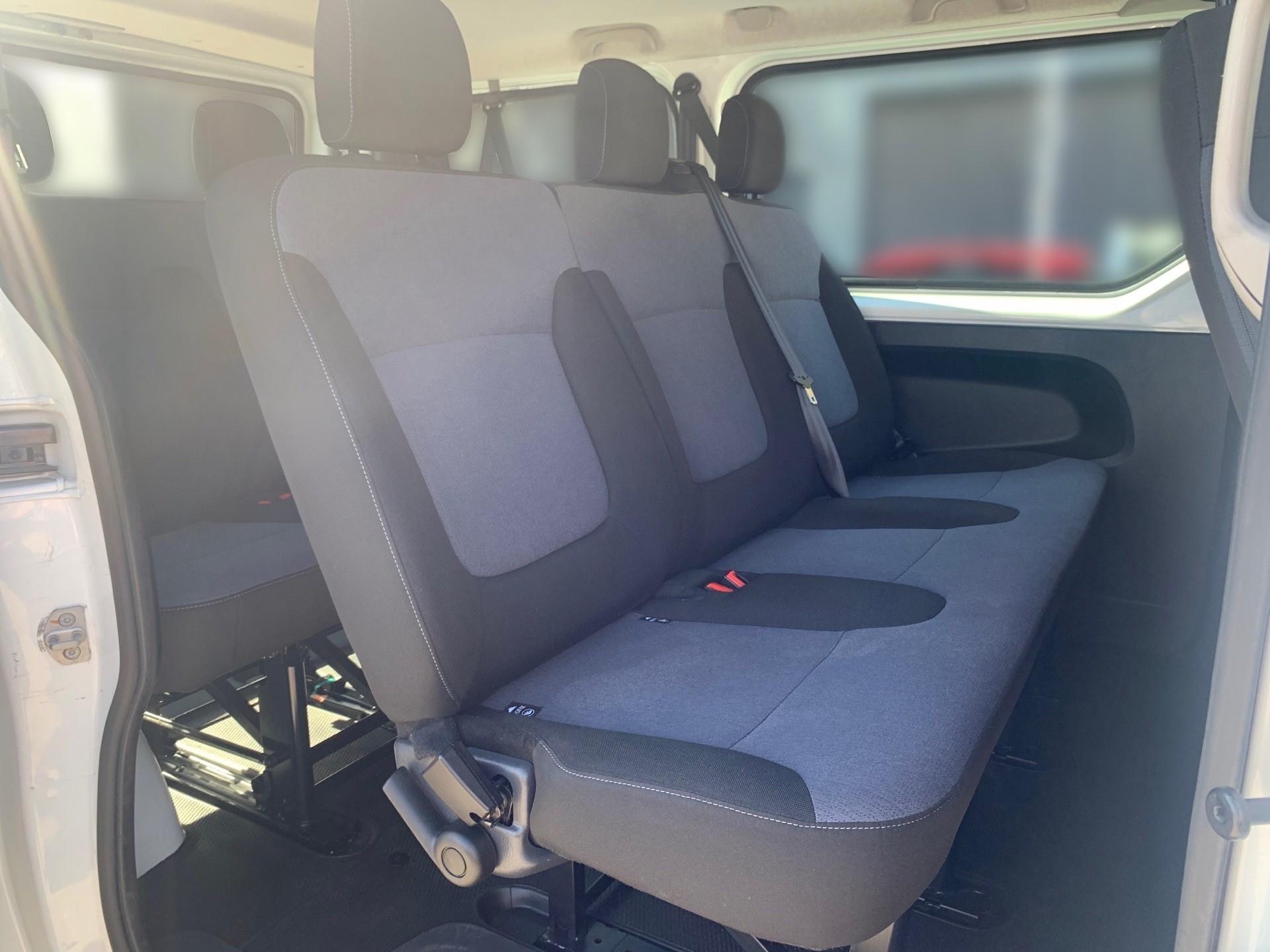 Opel Vivaro Kombi L1 1.6 CDTi mieten in Rosenheim – Weiß – Thumbnail 8