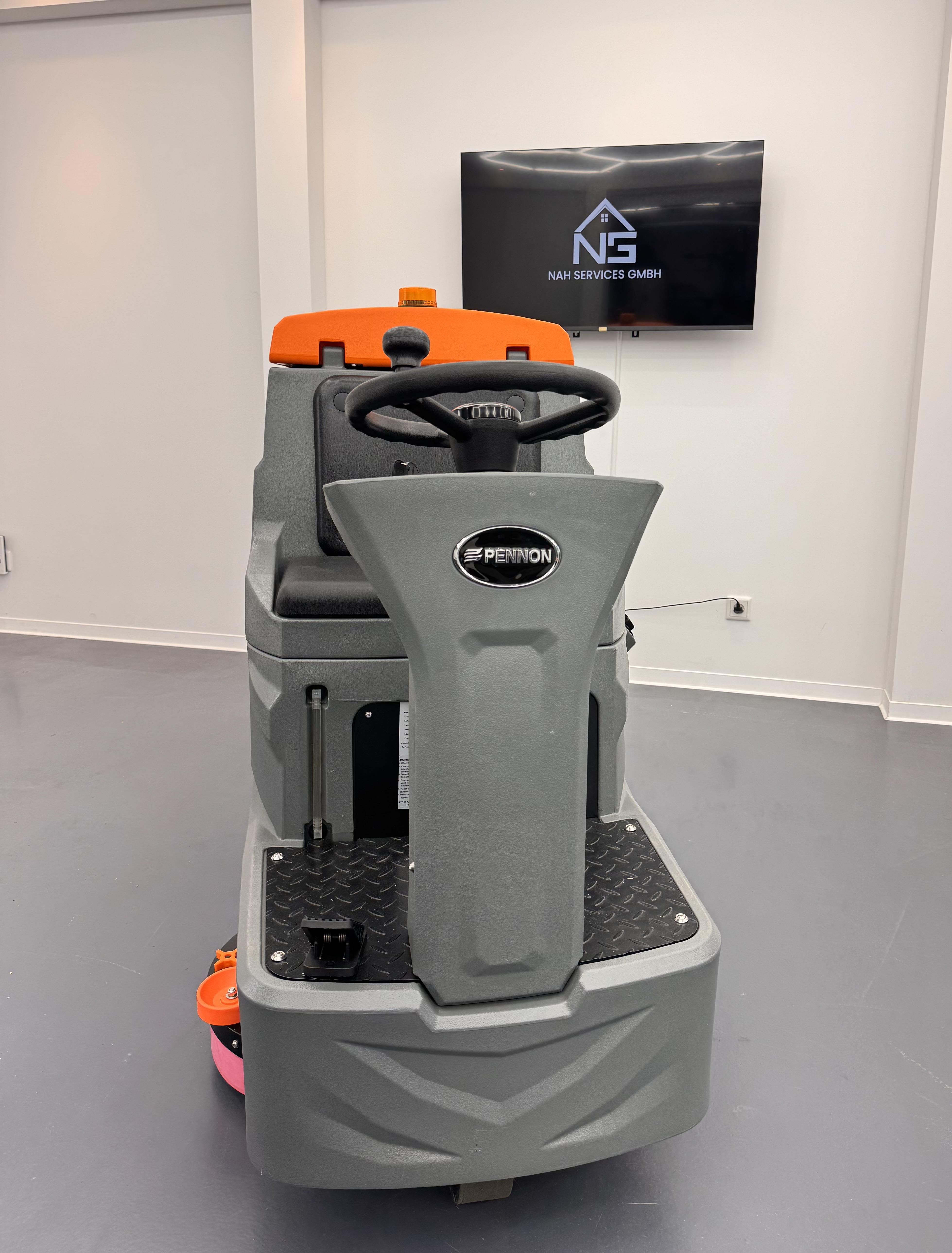 Aufsitz-Scheuersaugmaschine / Reinigungsmaschine Geräteverleih mieten in Neuss – 2