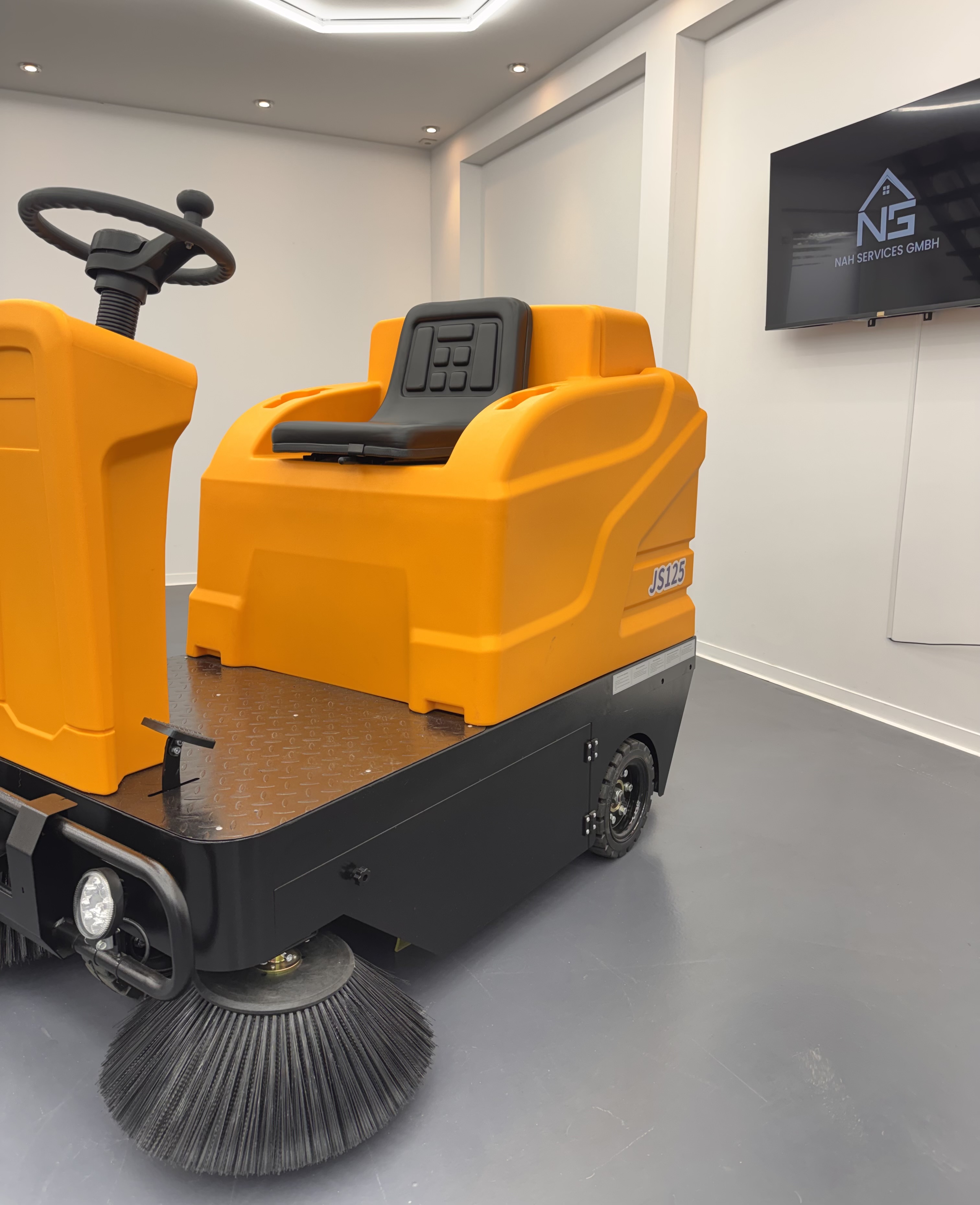 Aufsitz-Kehrmaschine mieten / Reinigungsmaschine Geräteverleih mieten in Neuss – 2