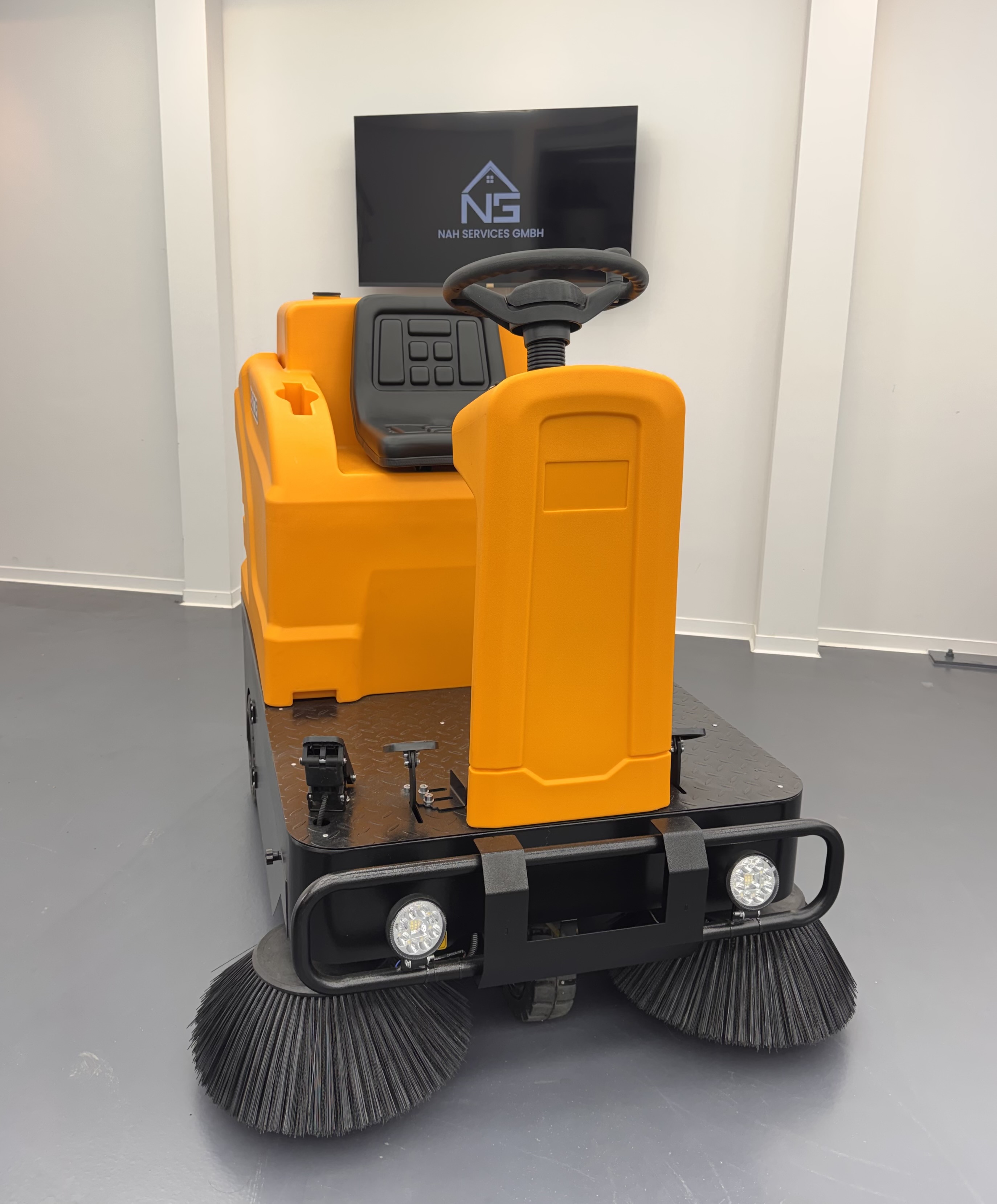 Aufsitz-Kehrmaschine mieten / Reinigungsmaschine Geräteverleih mieten in Neuss