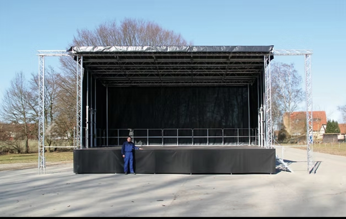 Trailer Bühne 10x6m und 6,3m hoch mieten in Lebach – 10x6,1x6,4