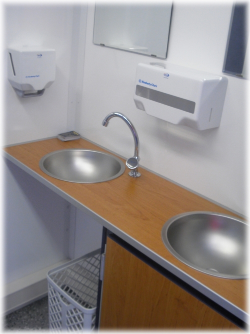 moderne Toilettenwagen, Klowagen, günstig, Eifel mieten in Nettersheim – 7,5x2,5x3m – 3