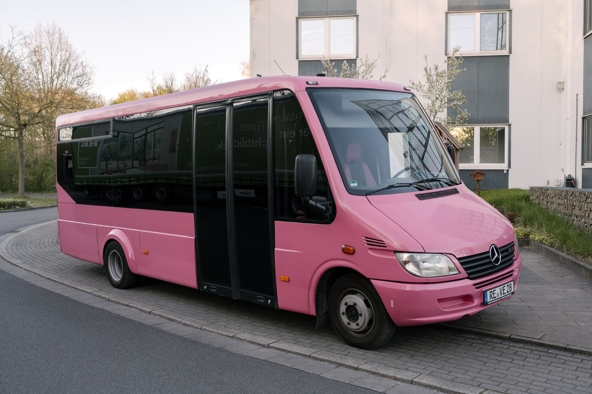 Pinker Partybus - JGA mieten in Marl – Alle Anfahrtskosten inklusive