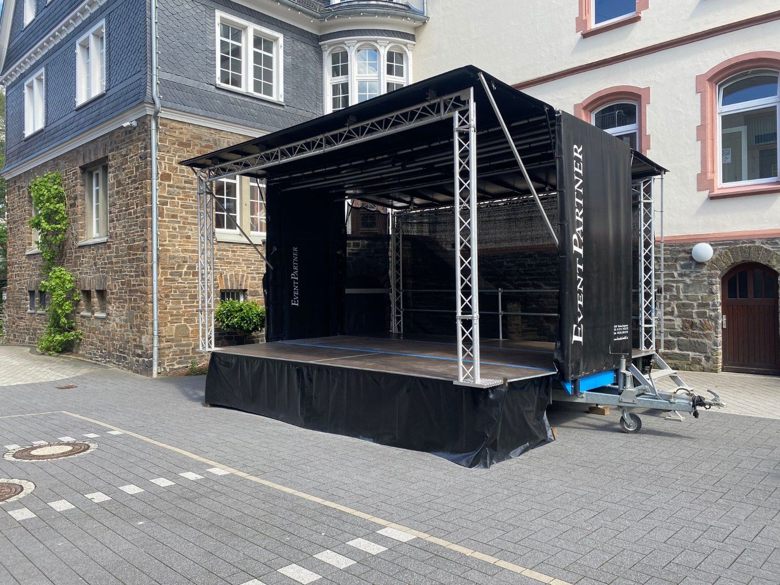 Mobile Trailerbühne, Stage, Anhänger-Bühne - 6x6m mieten in Berlin – 6x6x3,90