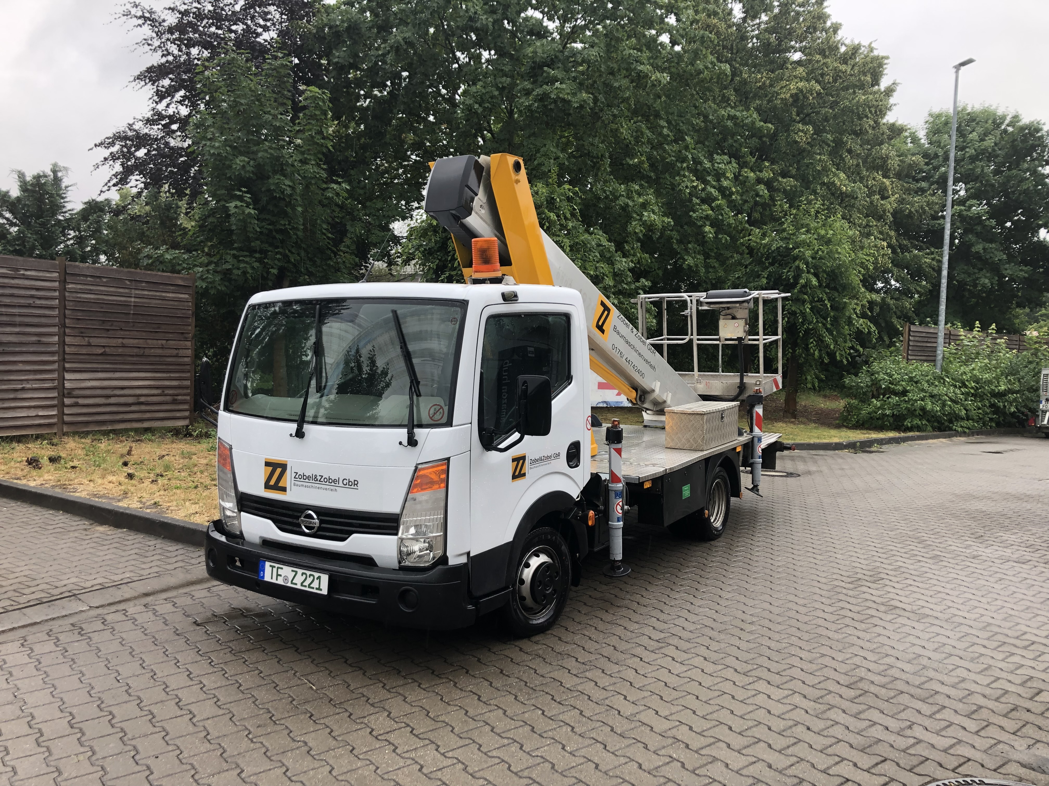Palfinger P220 Nissan mieten in Siethen – 3,5t – 2