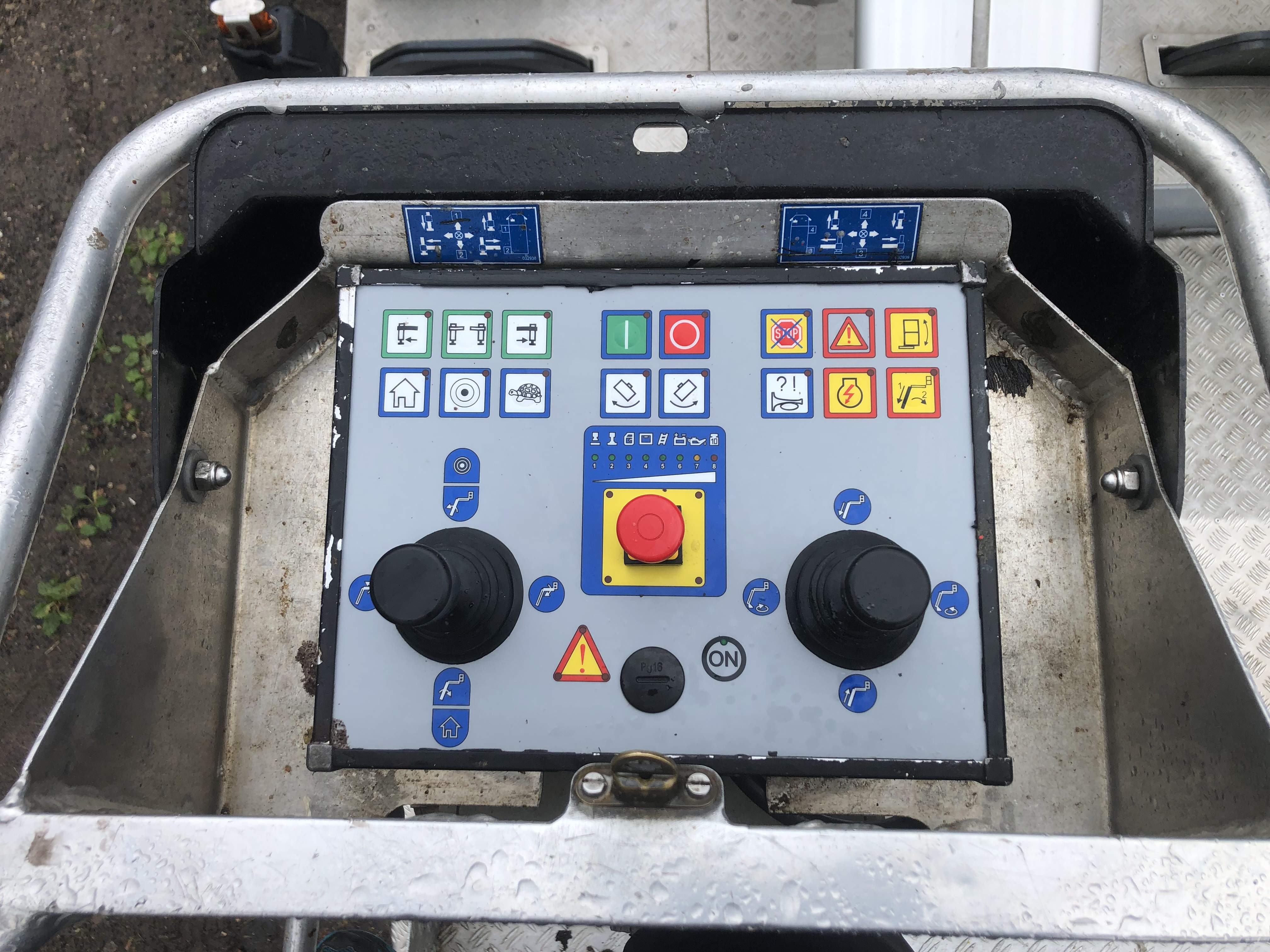 Palfinger P220 Nissan mieten in Siethen – 3,5t – 4