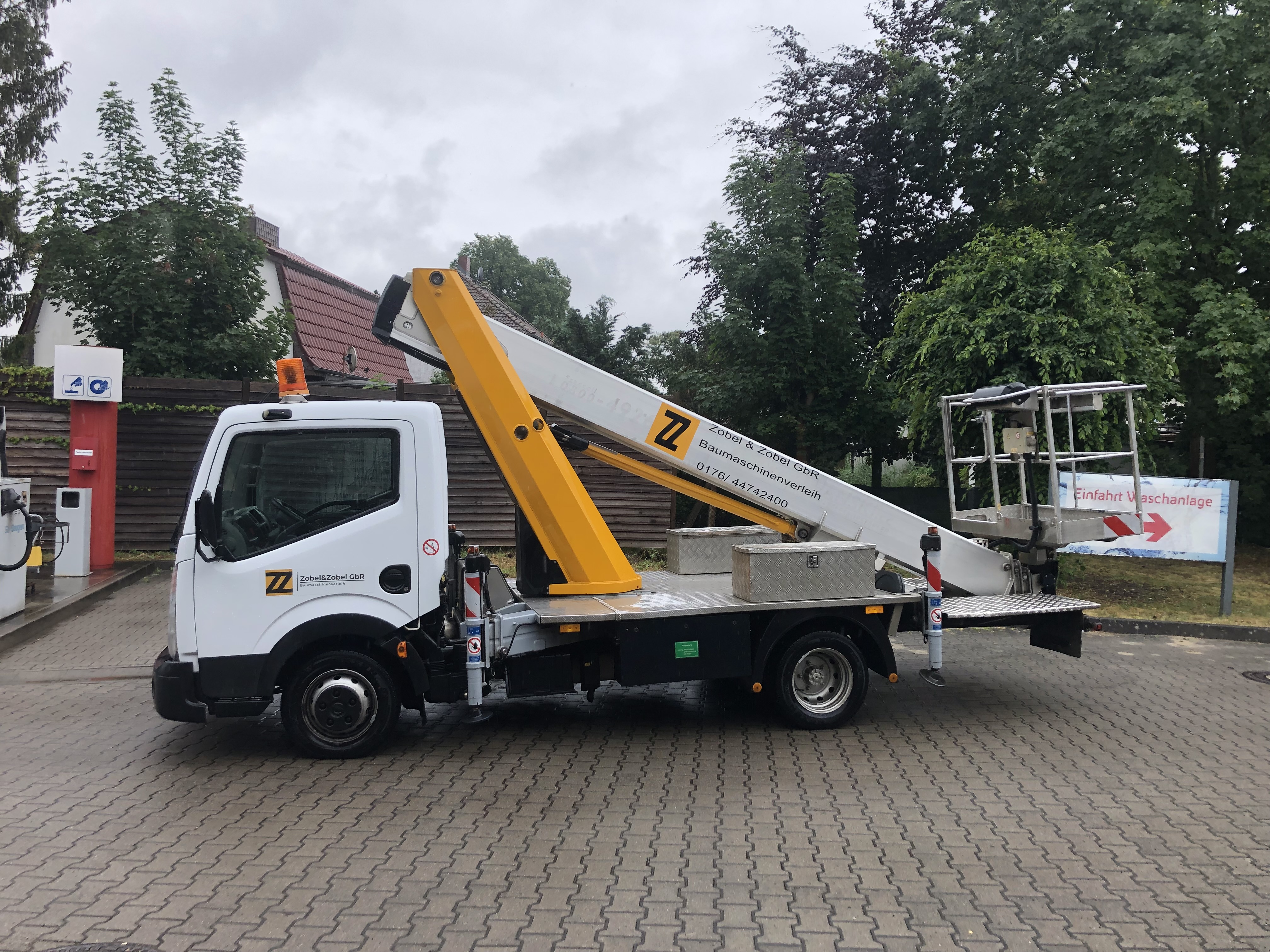 Palfinger P220 Nissan mieten in Siethen – 3,5t