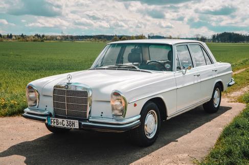 Mercedes Benz 280SE mit Klima mieten mieten in Gilching – 1970 – 2