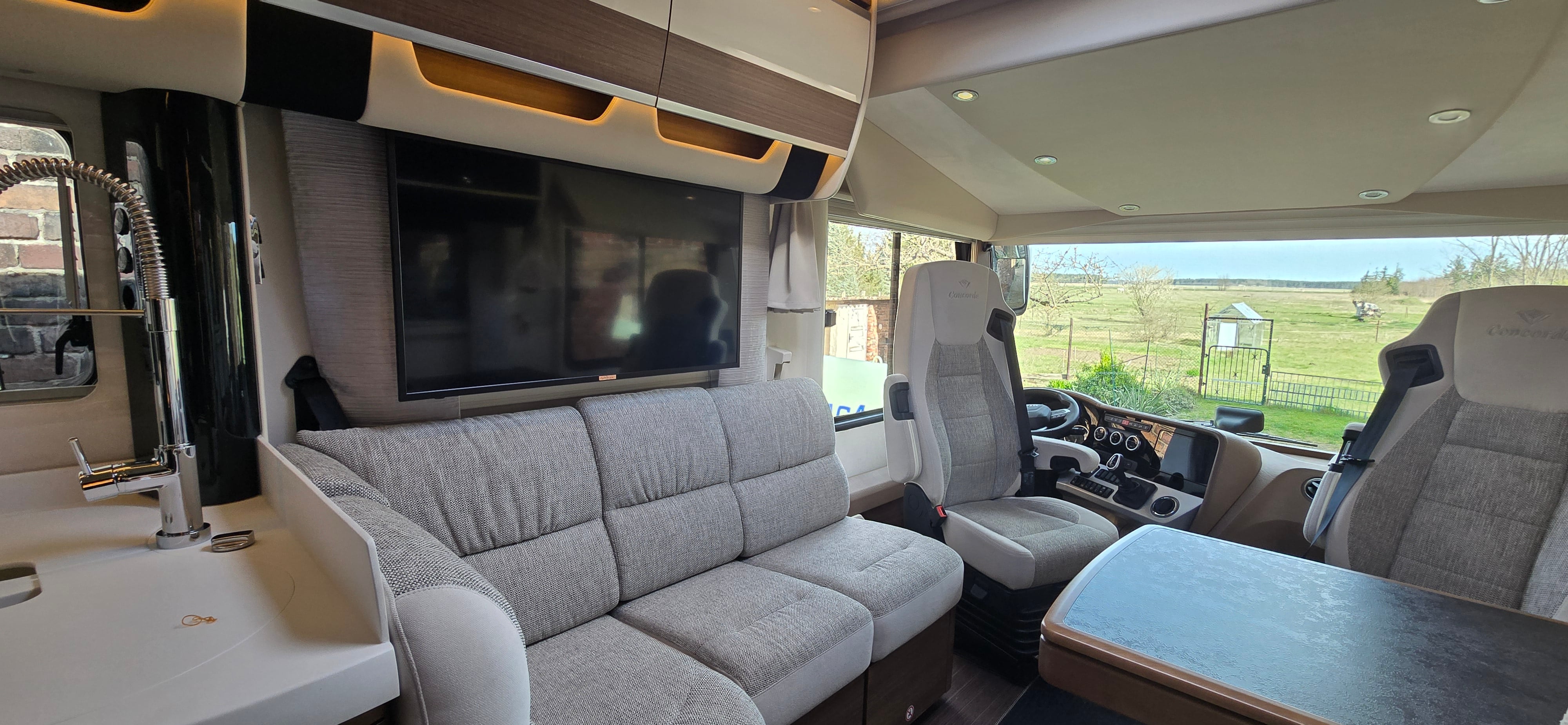 Wohnmobil Concorde Luxus-Reisemobil mieten in Berlin – 2024 – Thumbnail 9