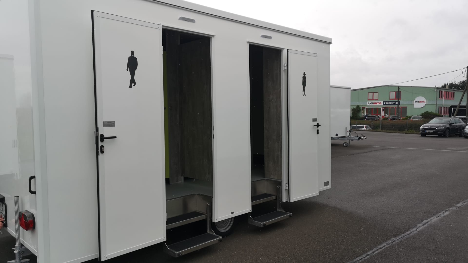 Toilettenwagen 3 Damen/1 Herren Toilettenkabine und mieten in Wiesbaden – 1.600kg