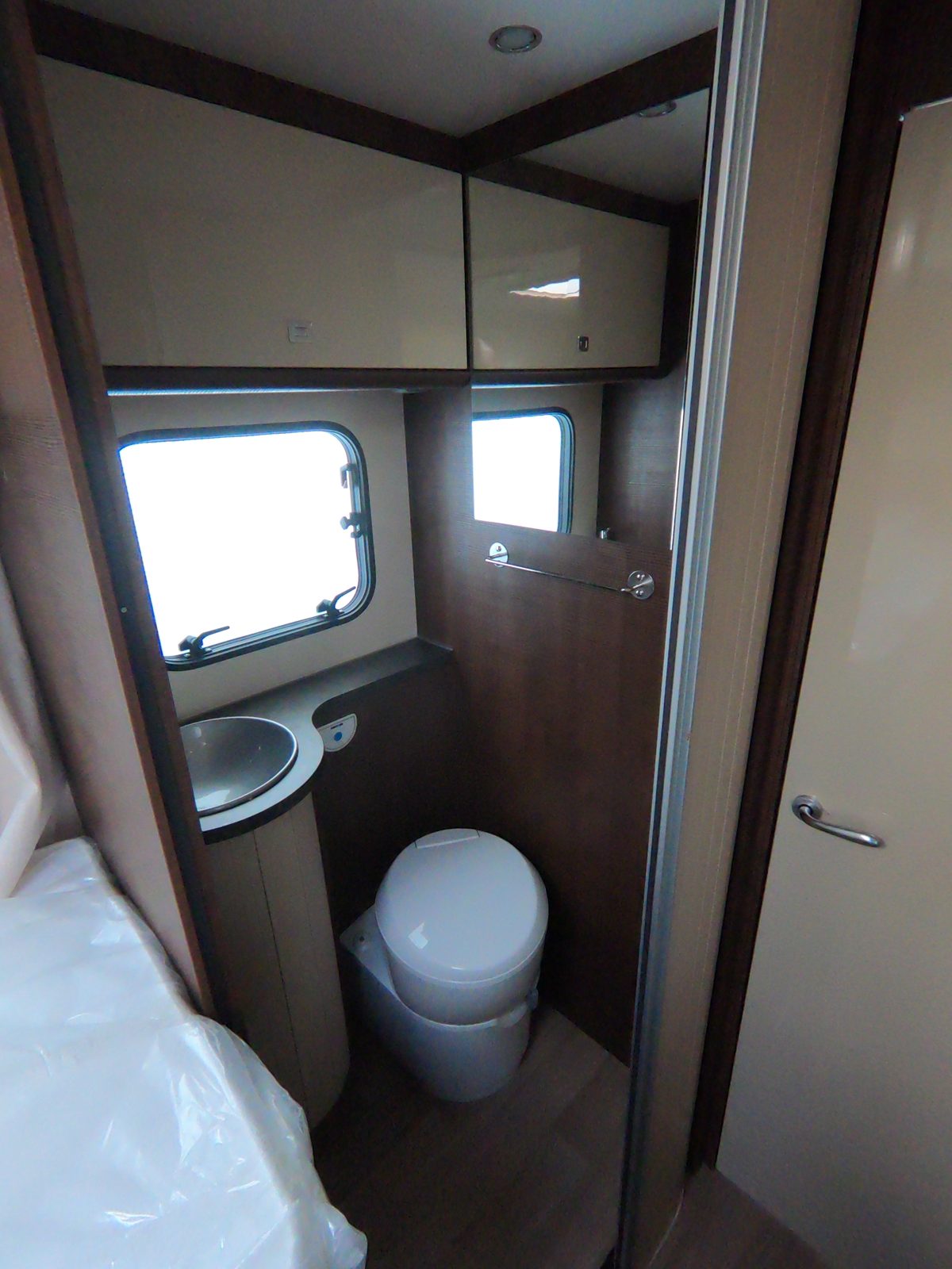 Wohnmobil XGO 95G Alkoven mieten in Berlin – 2019 – Thumbnail 6