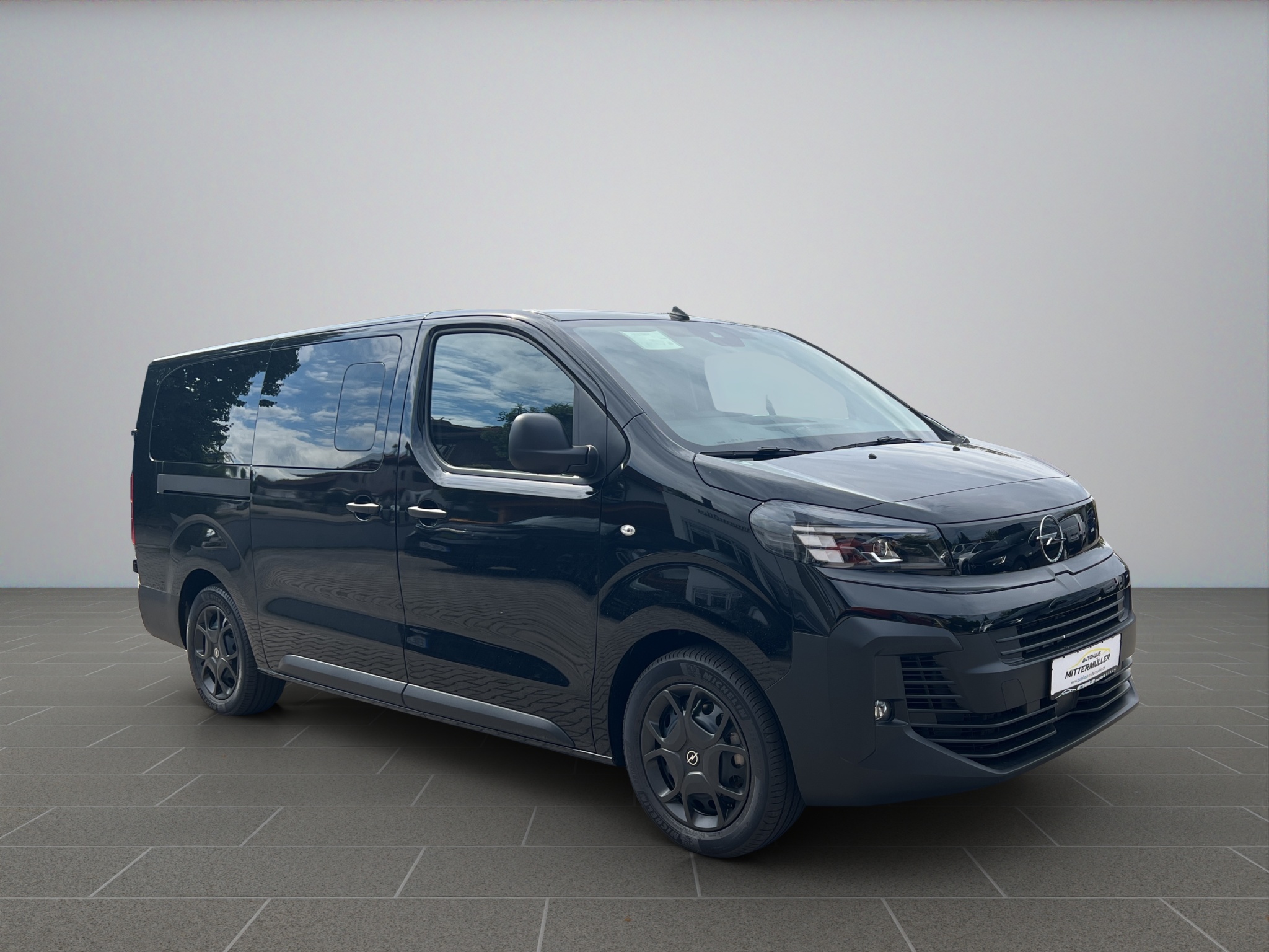 Opel Vivaro Combi L3 9 Sitzer mieten in Glonn – 2