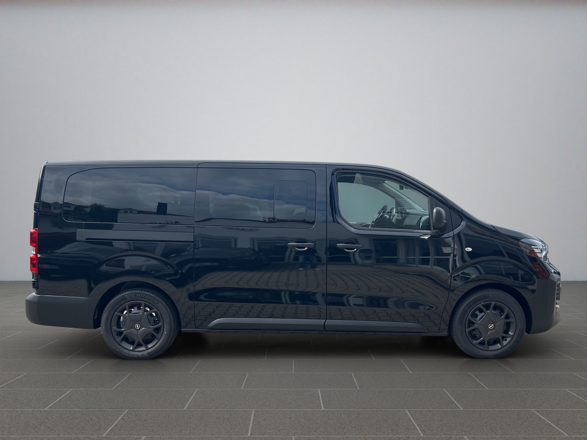 Opel Vivaro Combi L3 9 Sitzer mieten in Glonn – 3