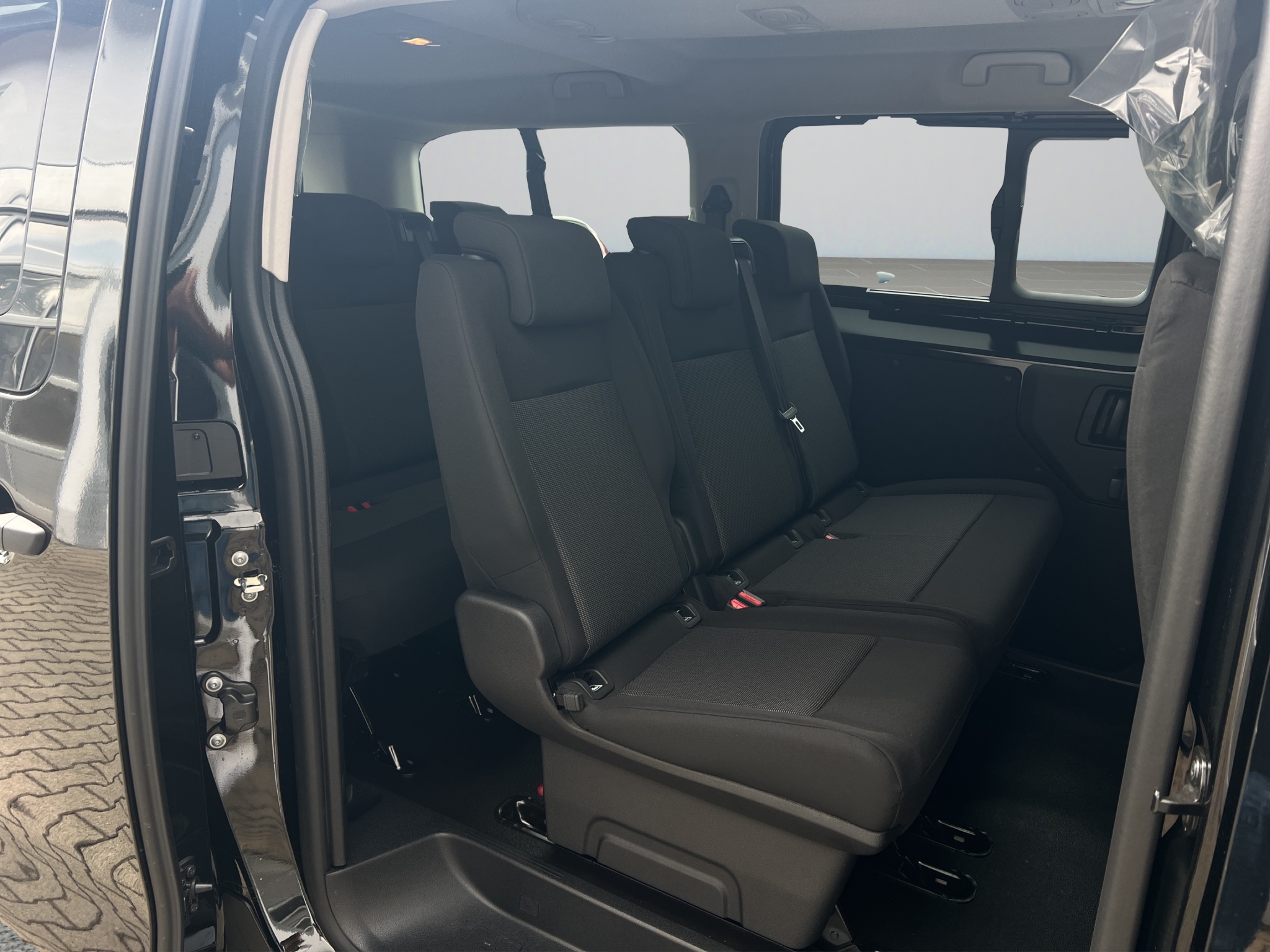 Opel Vivaro Combi L3 9 Sitzer mieten in Glonn – Thumbnail 9