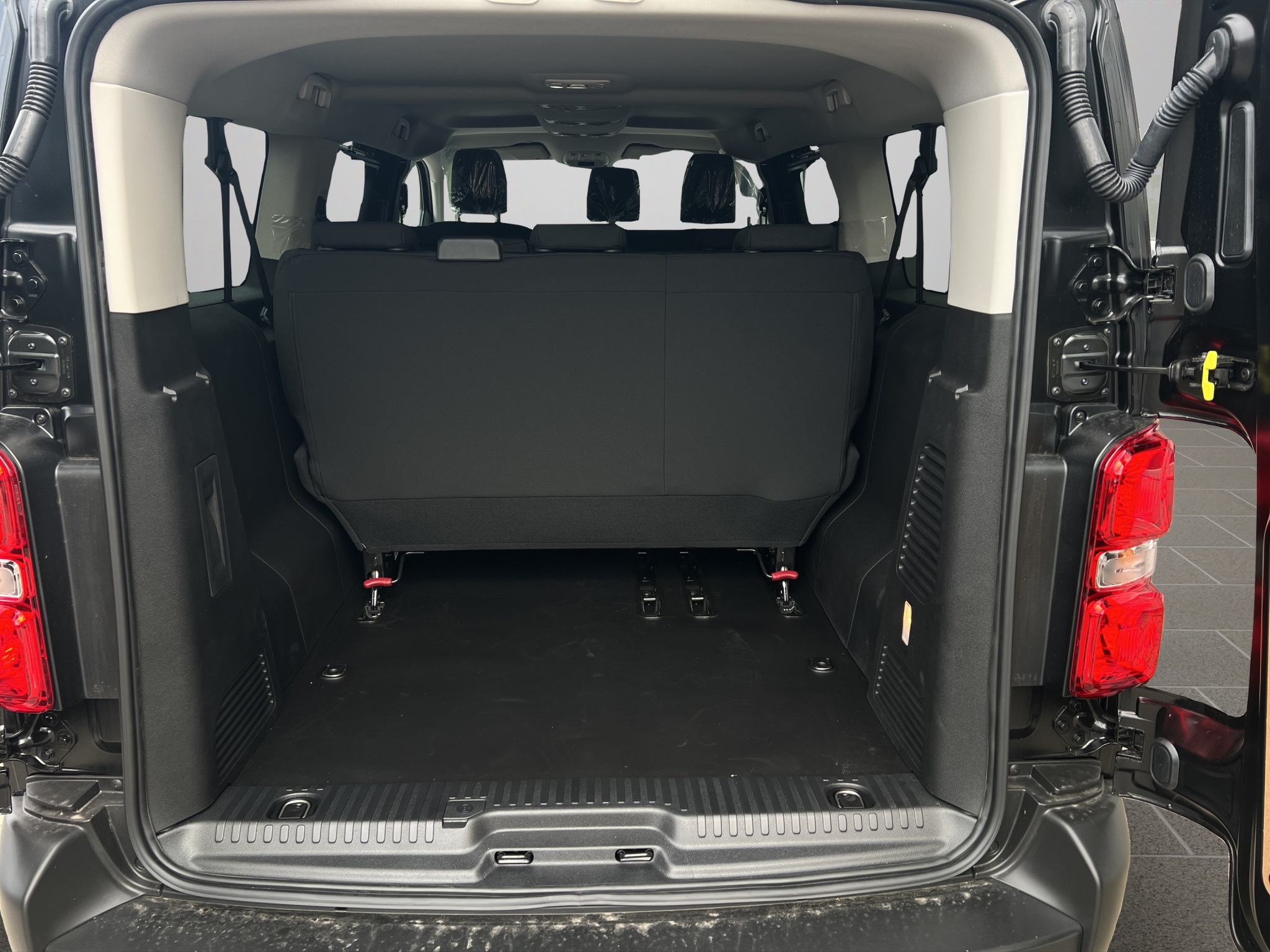Opel Vivaro Combi L3 9 Sitzer mieten in Glonn – Thumbnail 10