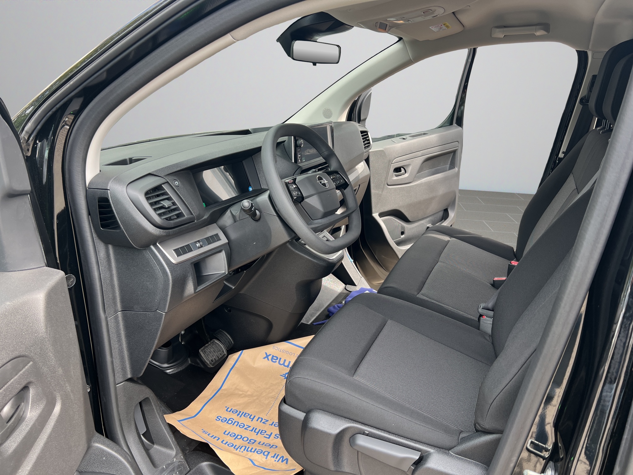 Opel Vivaro Combi L3 9 Sitzer mieten in Glonn – Thumbnail 7