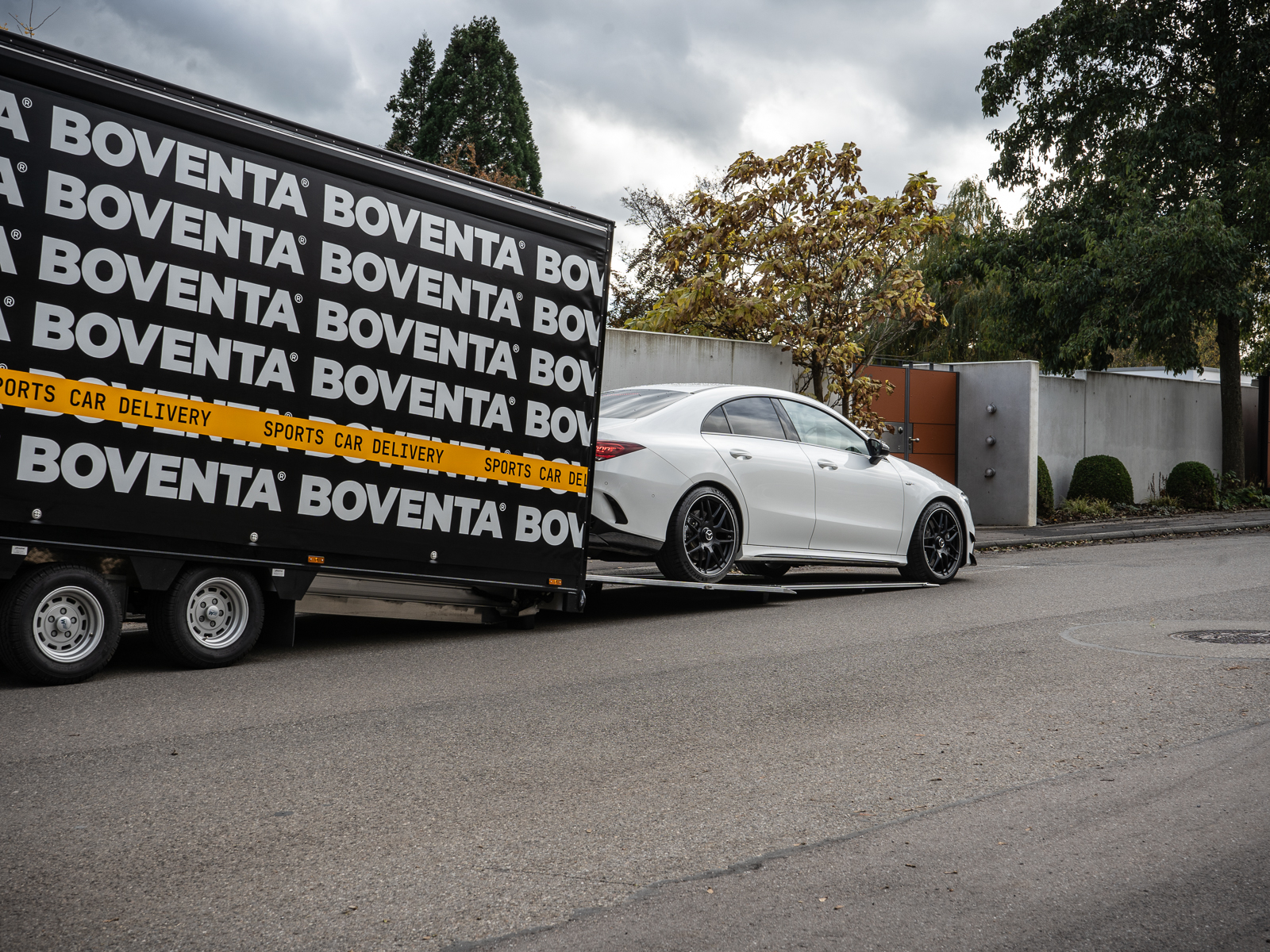 Autotransporter Anhänger geschlossen, Sportwagen geeignet mieten in Rosenfeld – 2