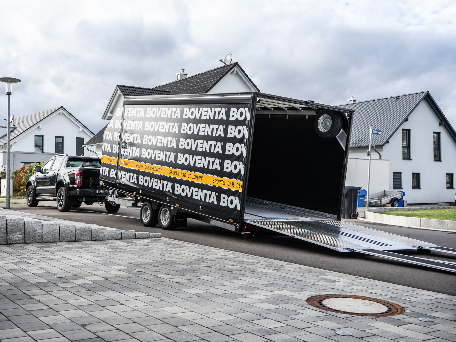 Autotransporter Anhänger geschlossen, Sportwagen geeignet mieten in Rosenfeld