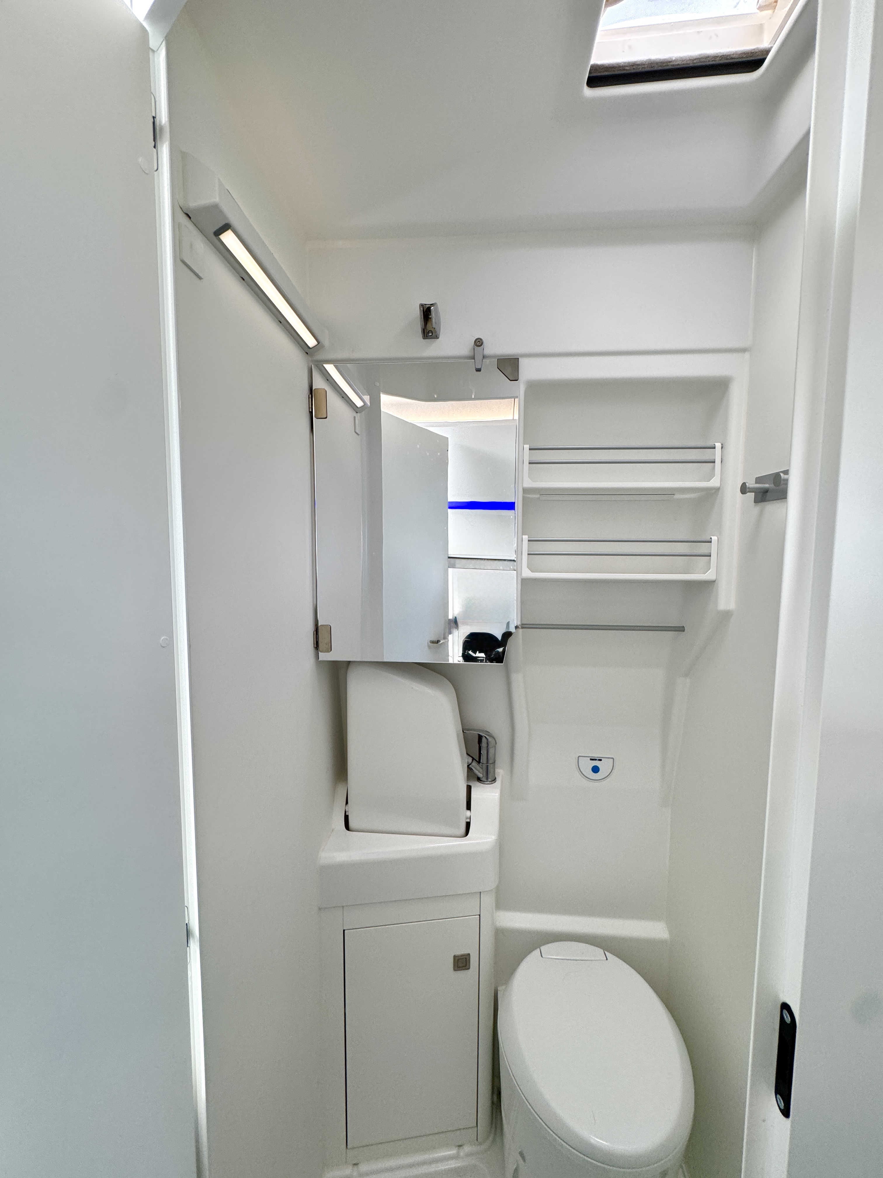 VW Crafter 2025 – Camper für 4 Personen mieten in Monheim am Rhein – Diesel – Thumbnail 14