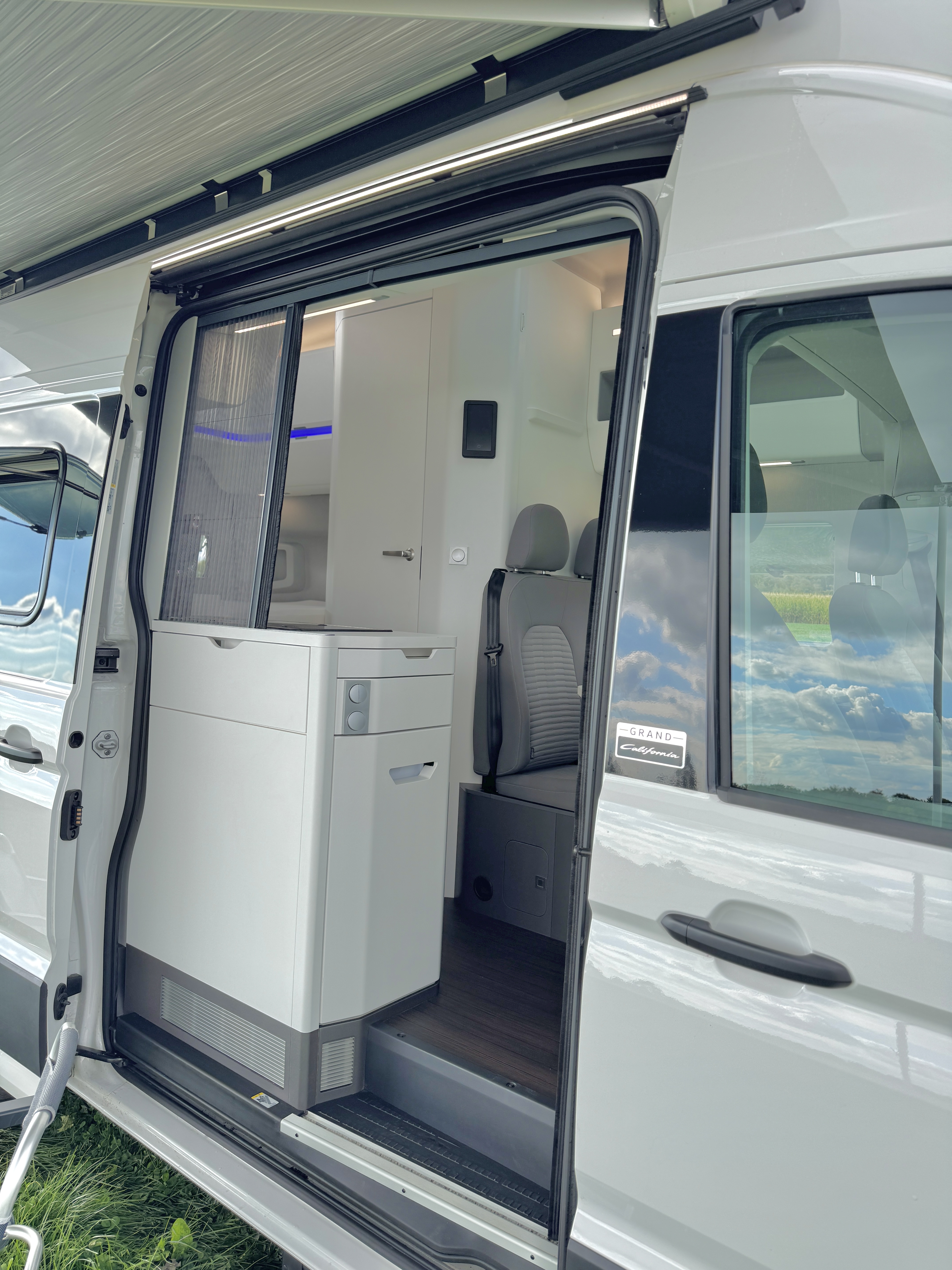 VW Crafter 2025 – Camper für 4 Personen mieten in Monheim am Rhein – Diesel – 4