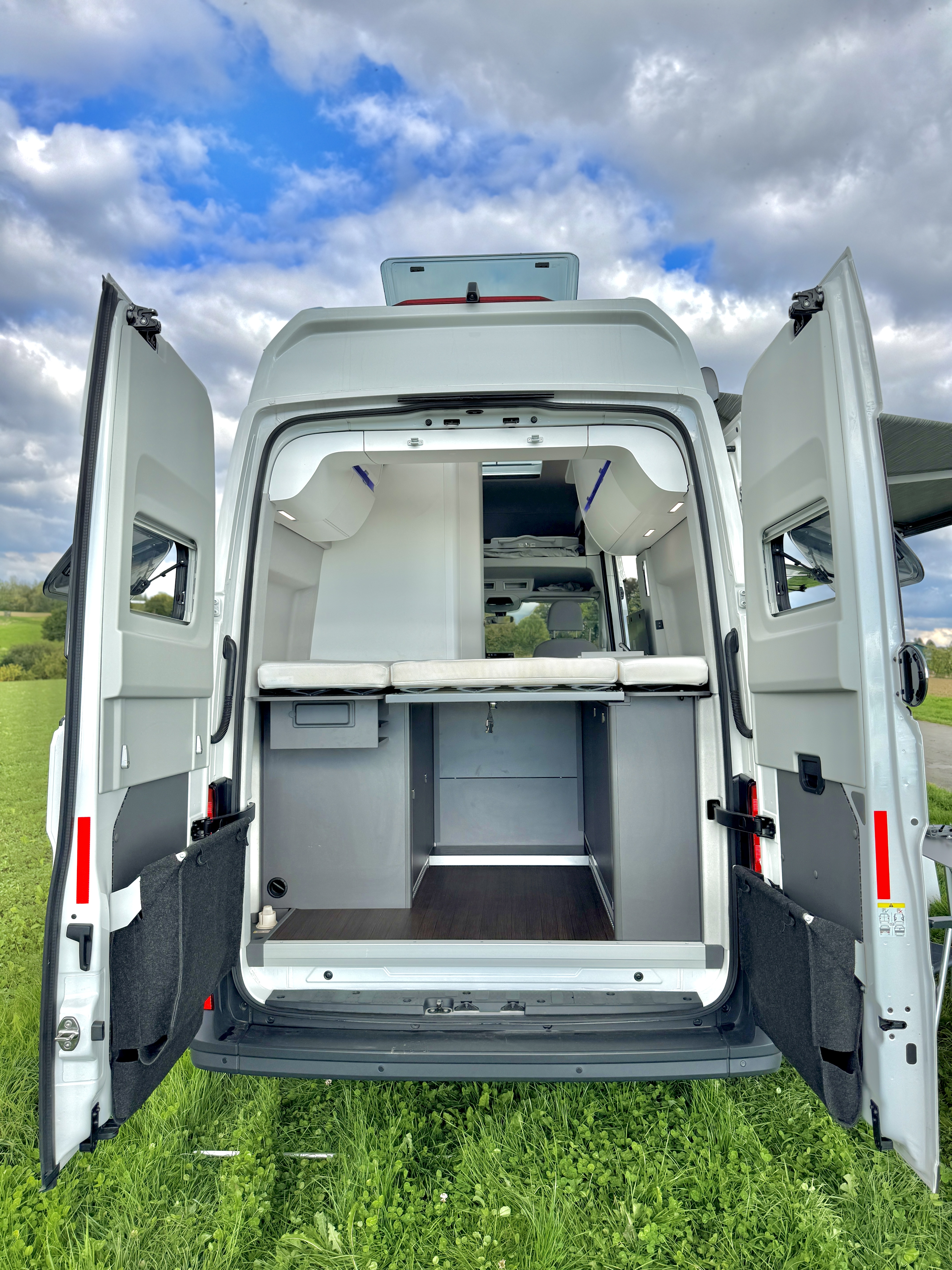 VW Crafter 2025 – Camper für 4 Personen mieten in Monheim am Rhein – Diesel – Thumbnail 8