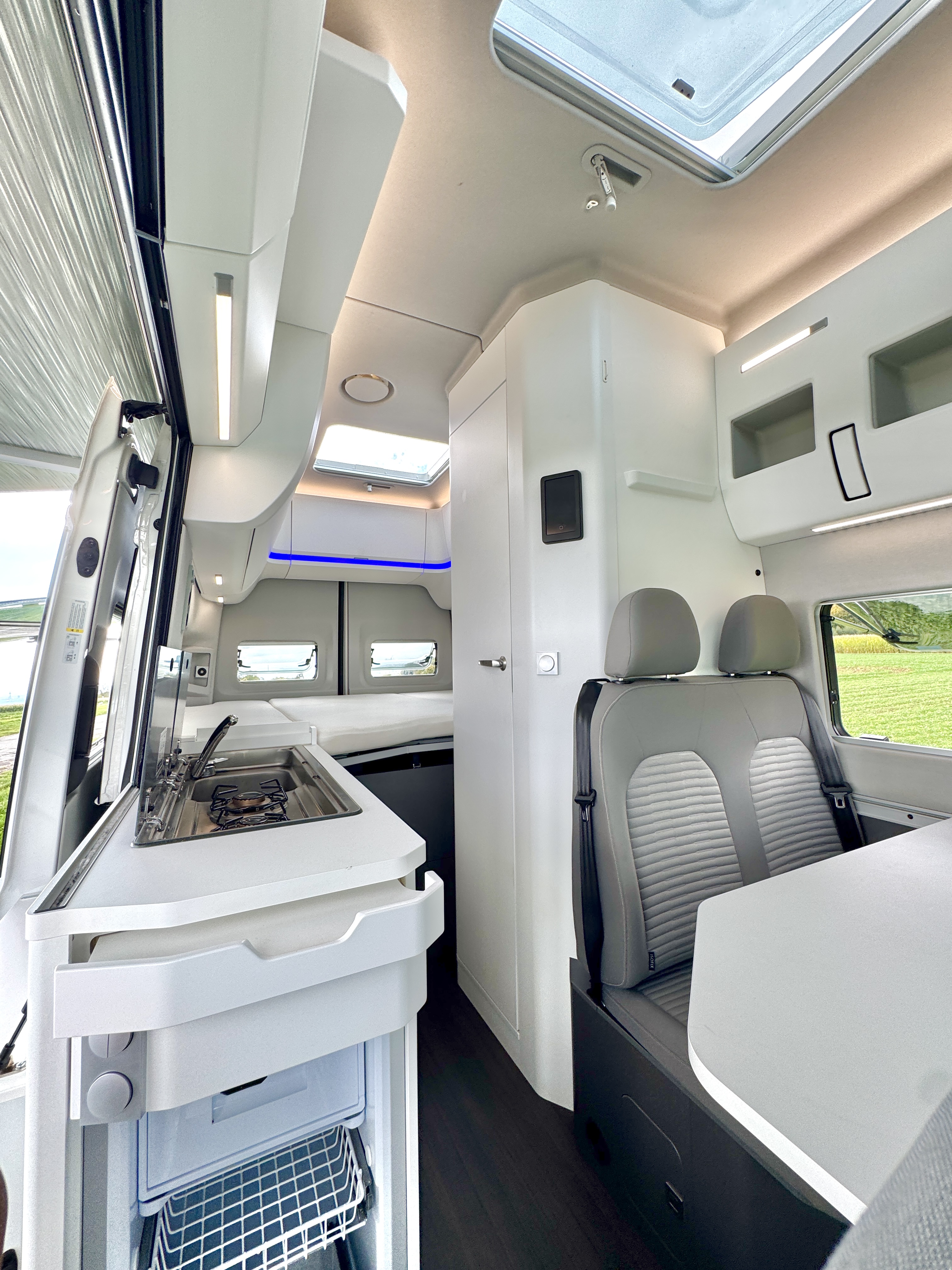 VW Crafter 2025 – Camper für 4 Personen mieten in Monheim am Rhein – Diesel – Thumbnail 7