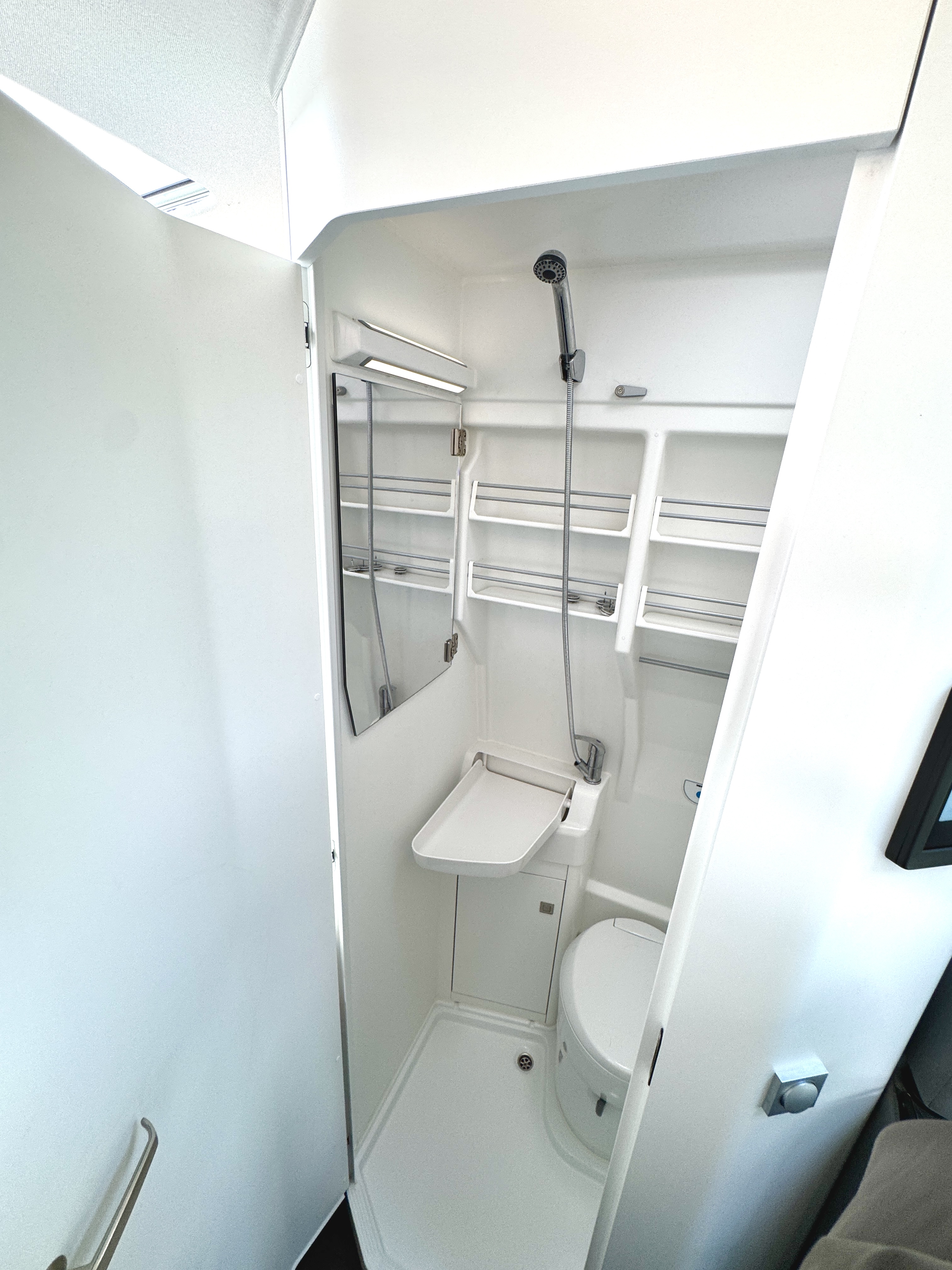 VW Crafter 2025 – Camper für 4 Personen mieten in Monheim am Rhein – Diesel – Thumbnail 15