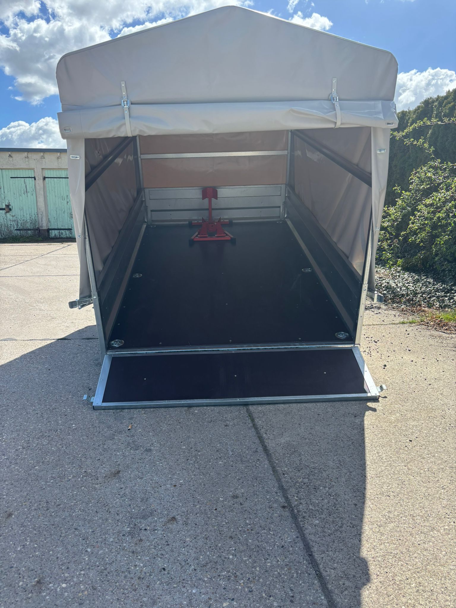 750 kg Anhänger mit Hochplane L253 x B150 x H150 mieten in Groß Ammensleben – Thumbnail 6