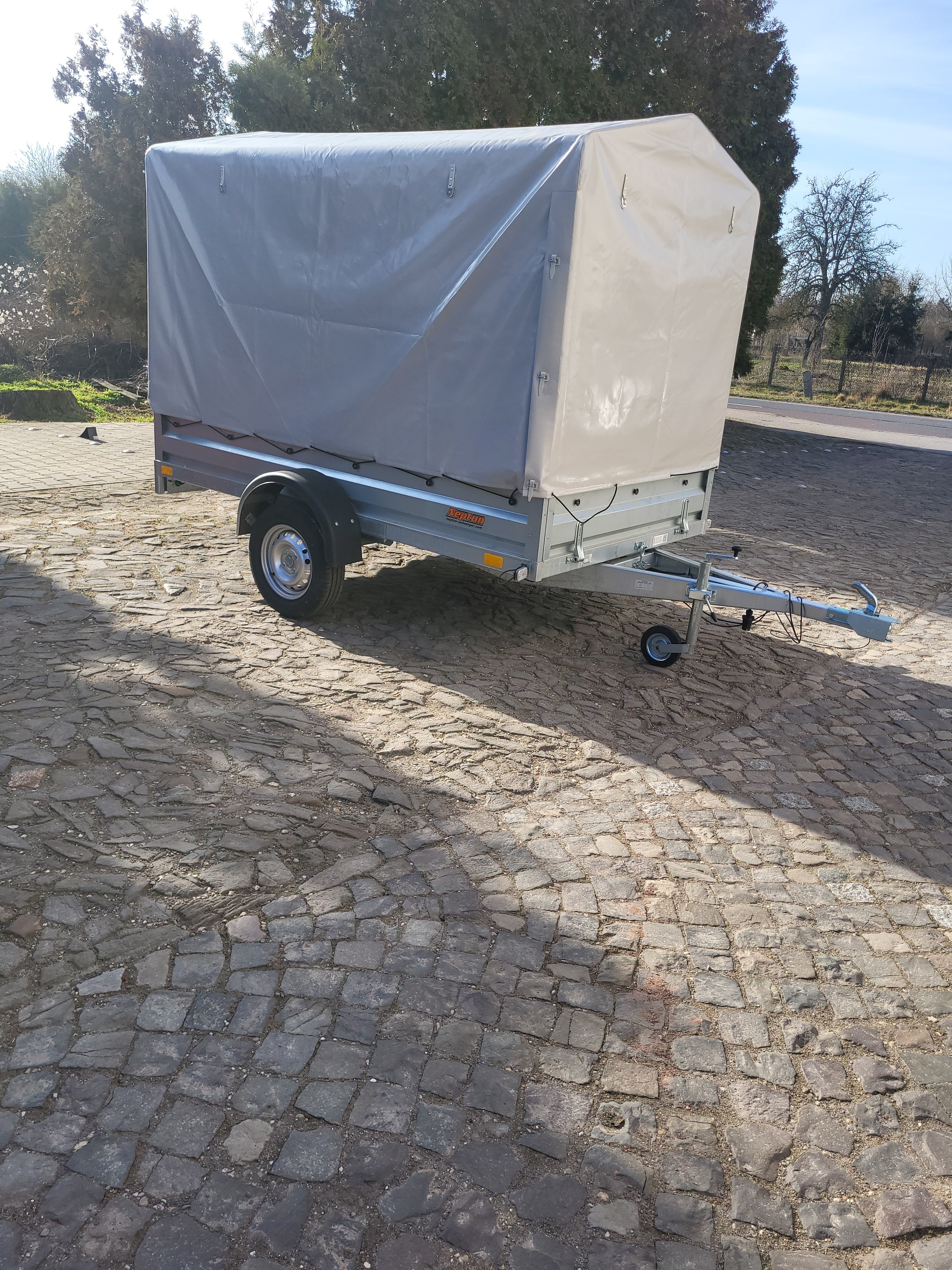 750 kg Anhänger mit Hochplane L253 x B150 x H150 mieten in Groß Ammensleben – Thumbnail 7