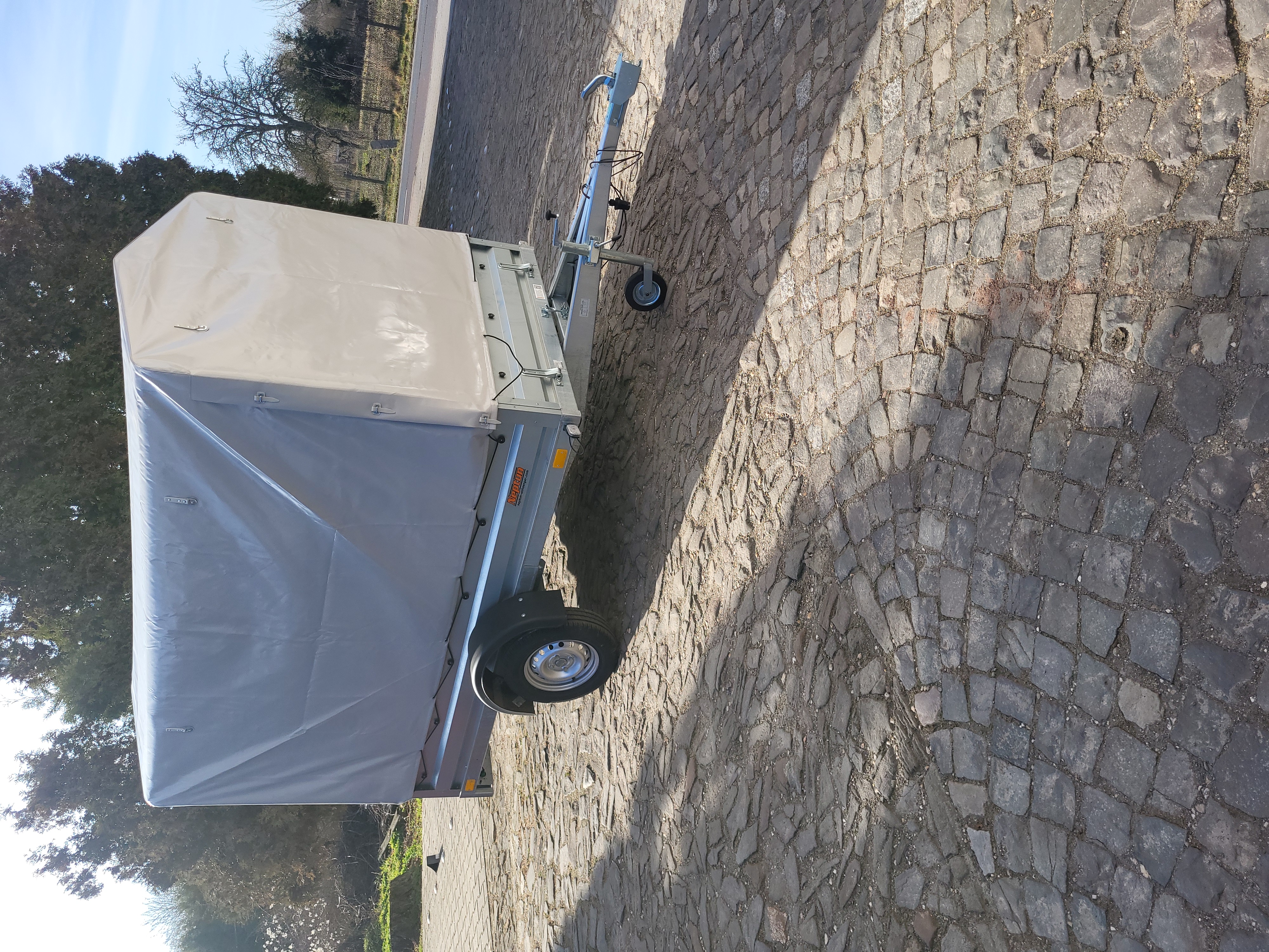 750 kg Anhänger mit Hochplane L253 x B150 x H150 mieten in Groß Ammensleben