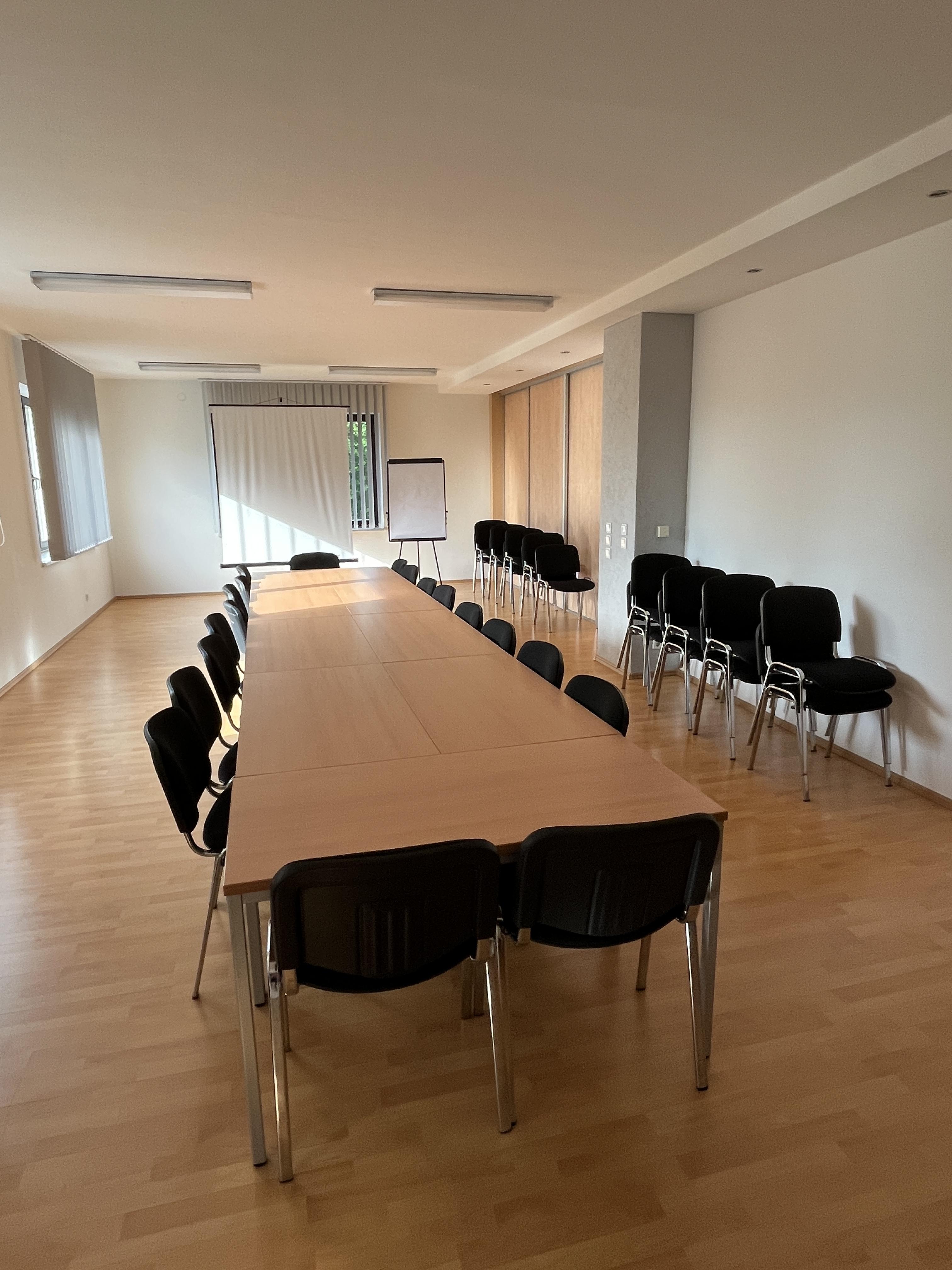 Modern ausgestatteter Seminar- / Schulungsraum bis mieten in Limbach-Oberfrohna – 5