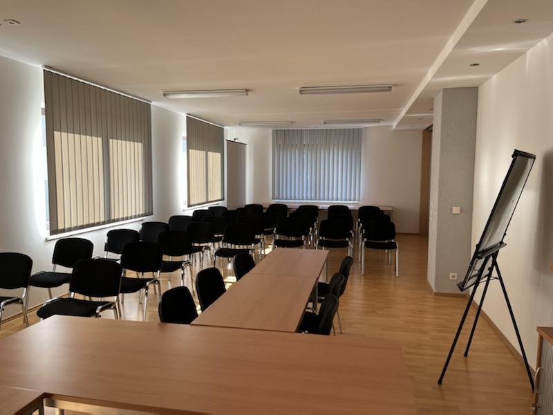 Modern ausgestatteter Seminar- / Schulungsraum bis mieten in Limbach-Oberfrohna – 4